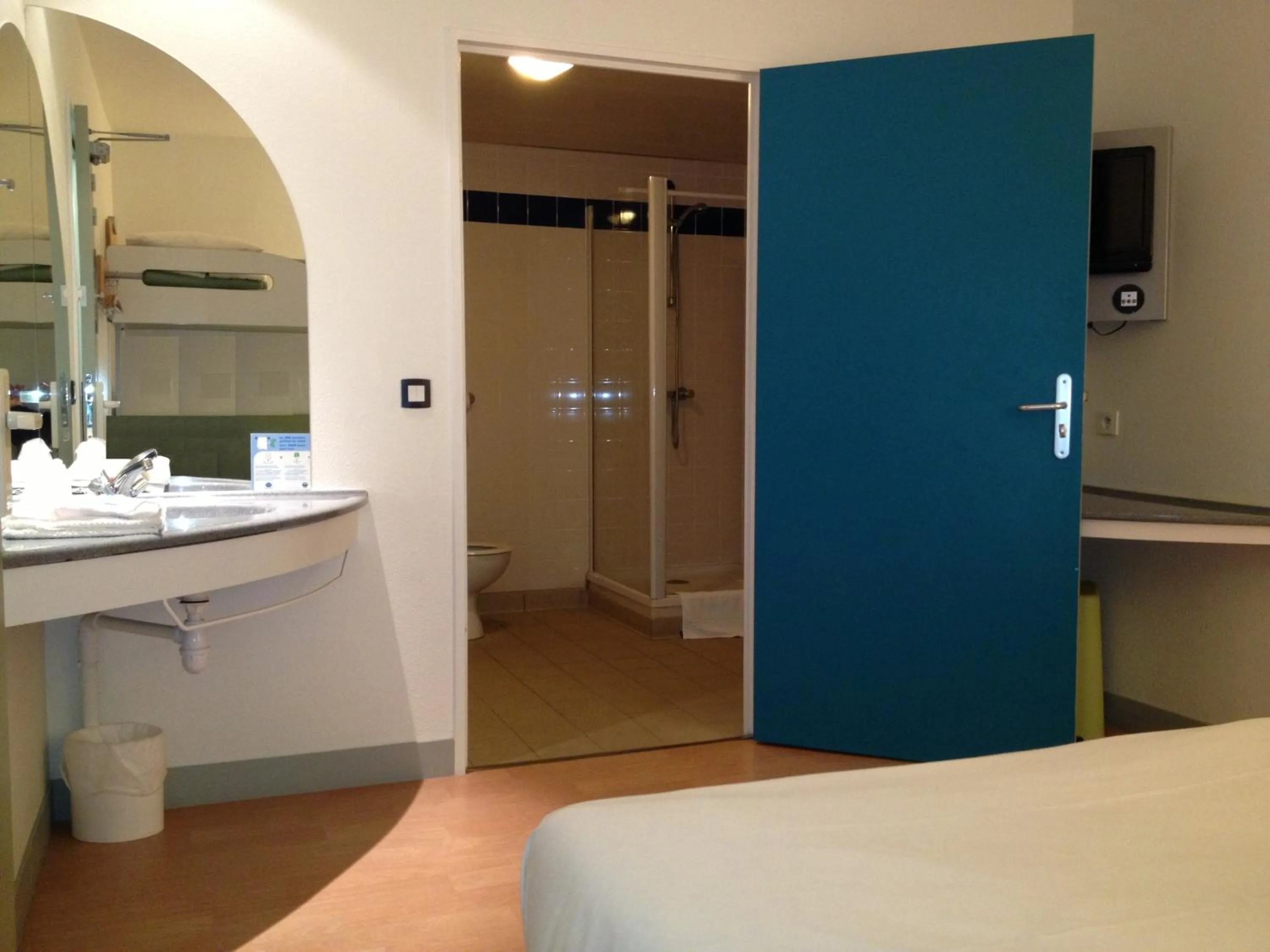 Photo of the whole room in ibis Budget Caen Centre Gare