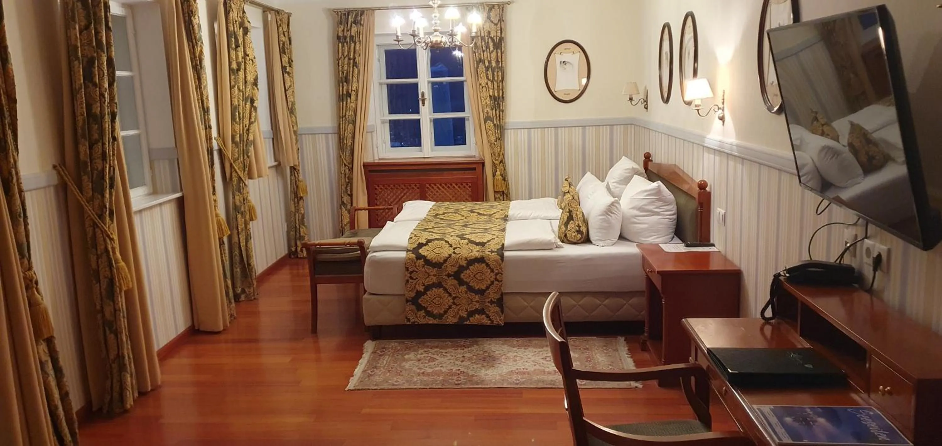 Living room, Bed in Hotel Leeberghof