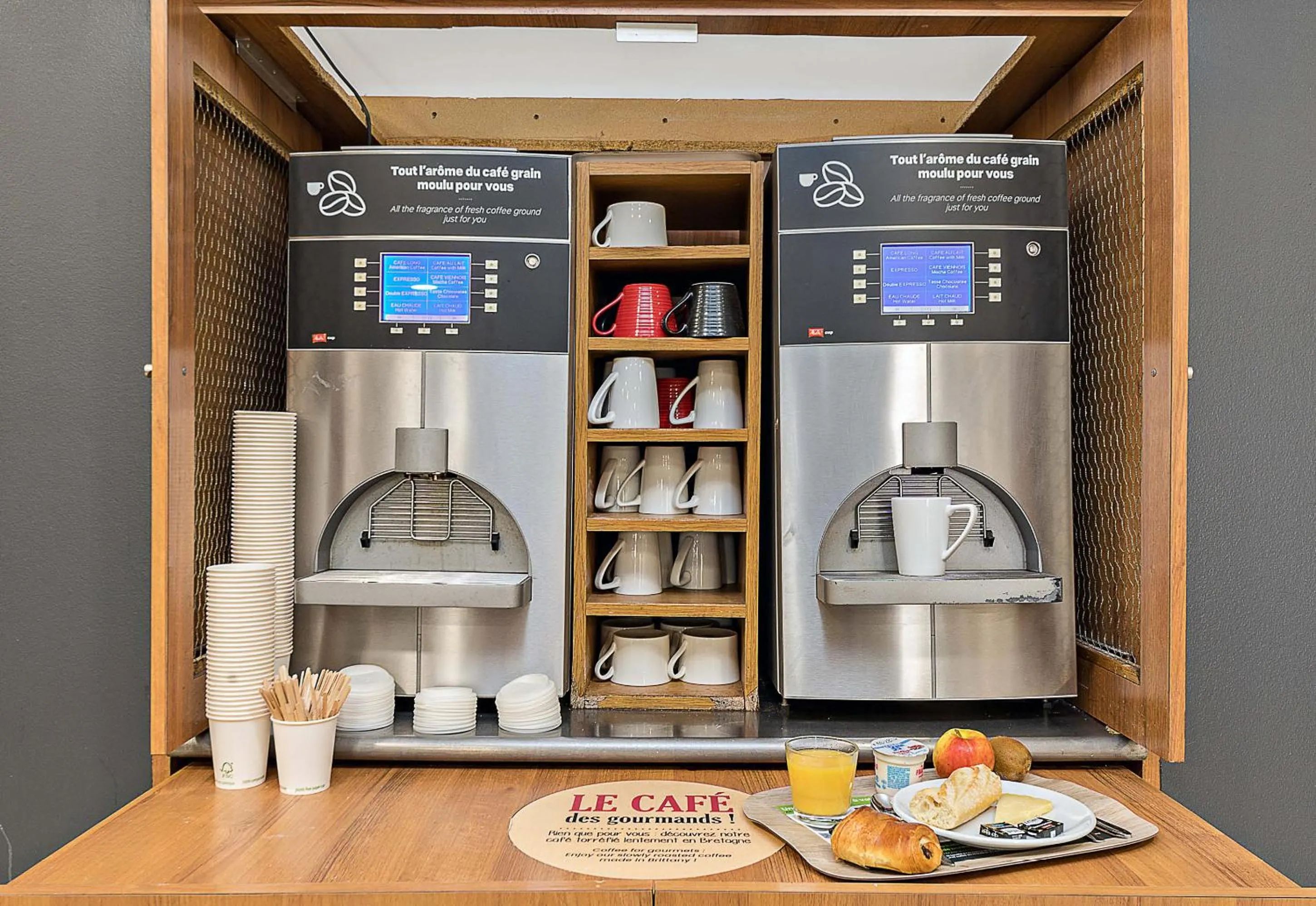 Buffet breakfast in B&B HOTEL Rouen Centre Rive Droite