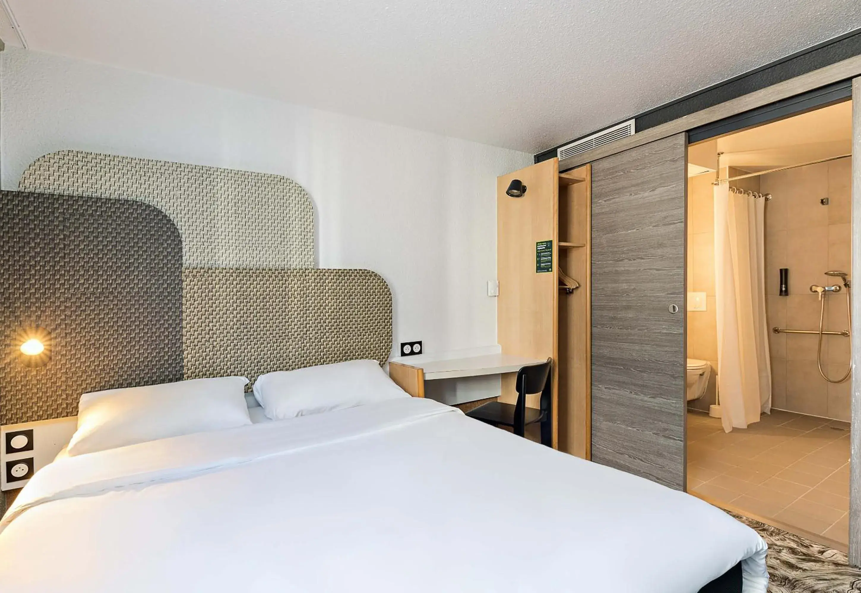 Double Room - Disability Access in B&B HOTEL Rouen Centre Rive Droite Double Room - Disability Access in B&B HOTEL Rouen Centre Rive Droite