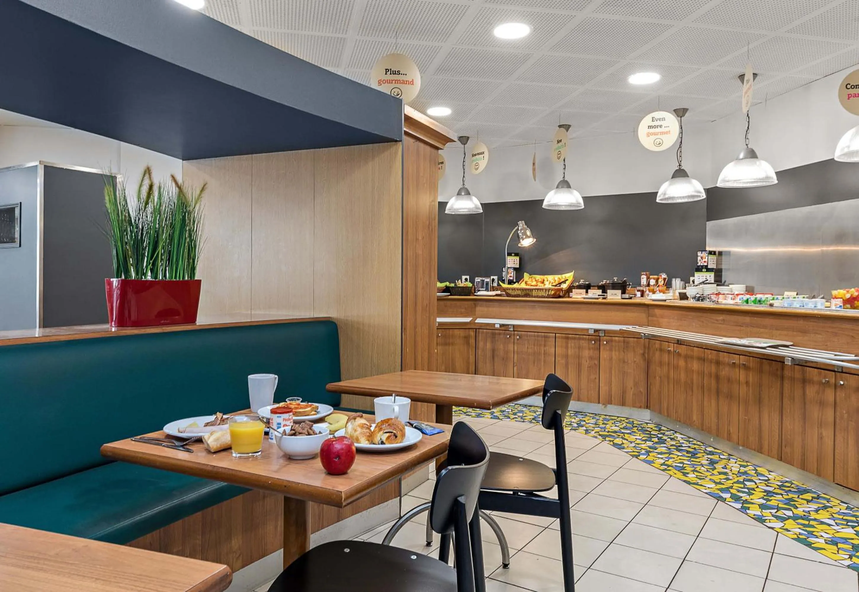 Restaurant/places to eat in B&B HOTEL Rouen Centre Rive Droite