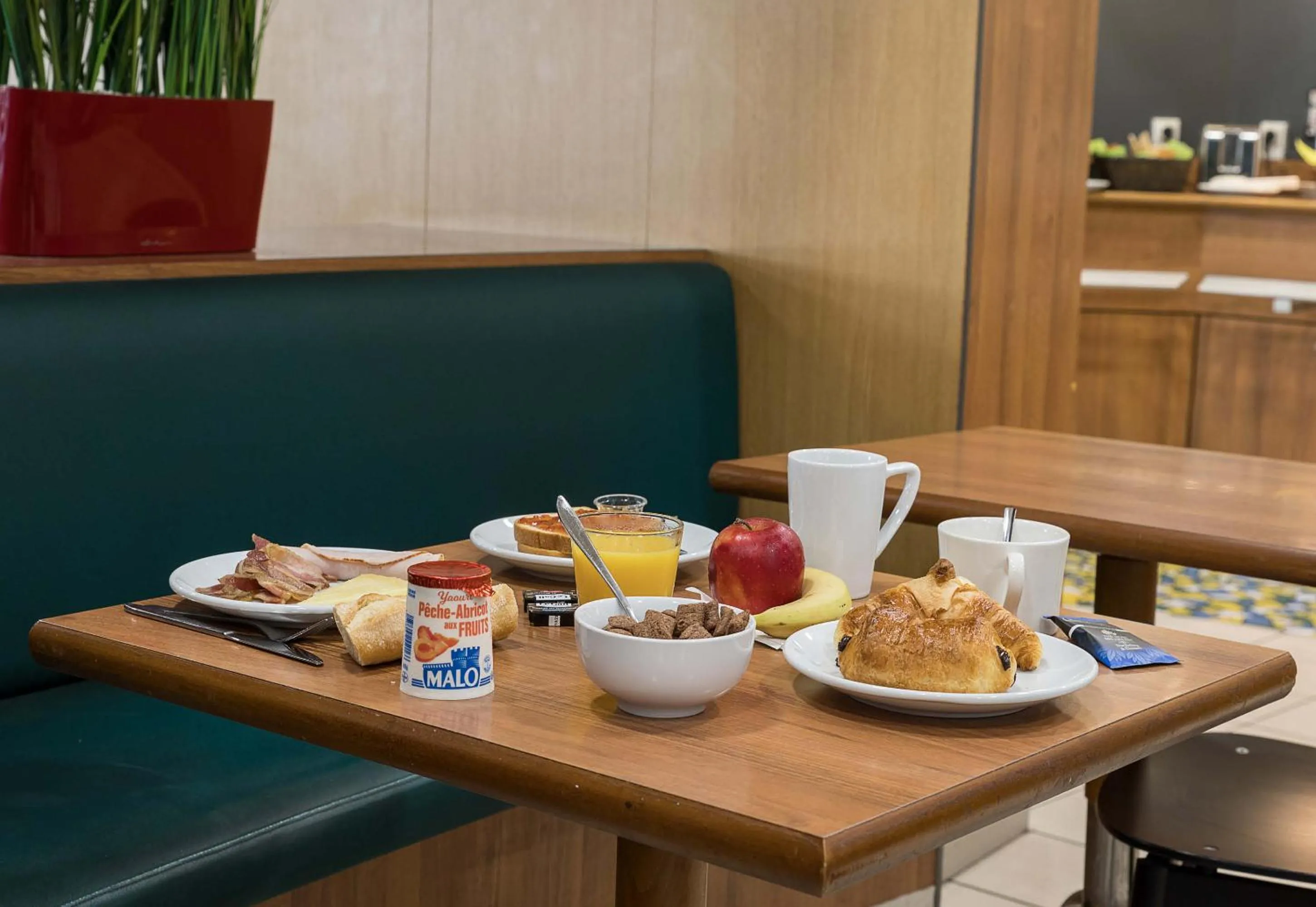 Breakfast in B&B HOTEL Rouen Centre Rive Droite