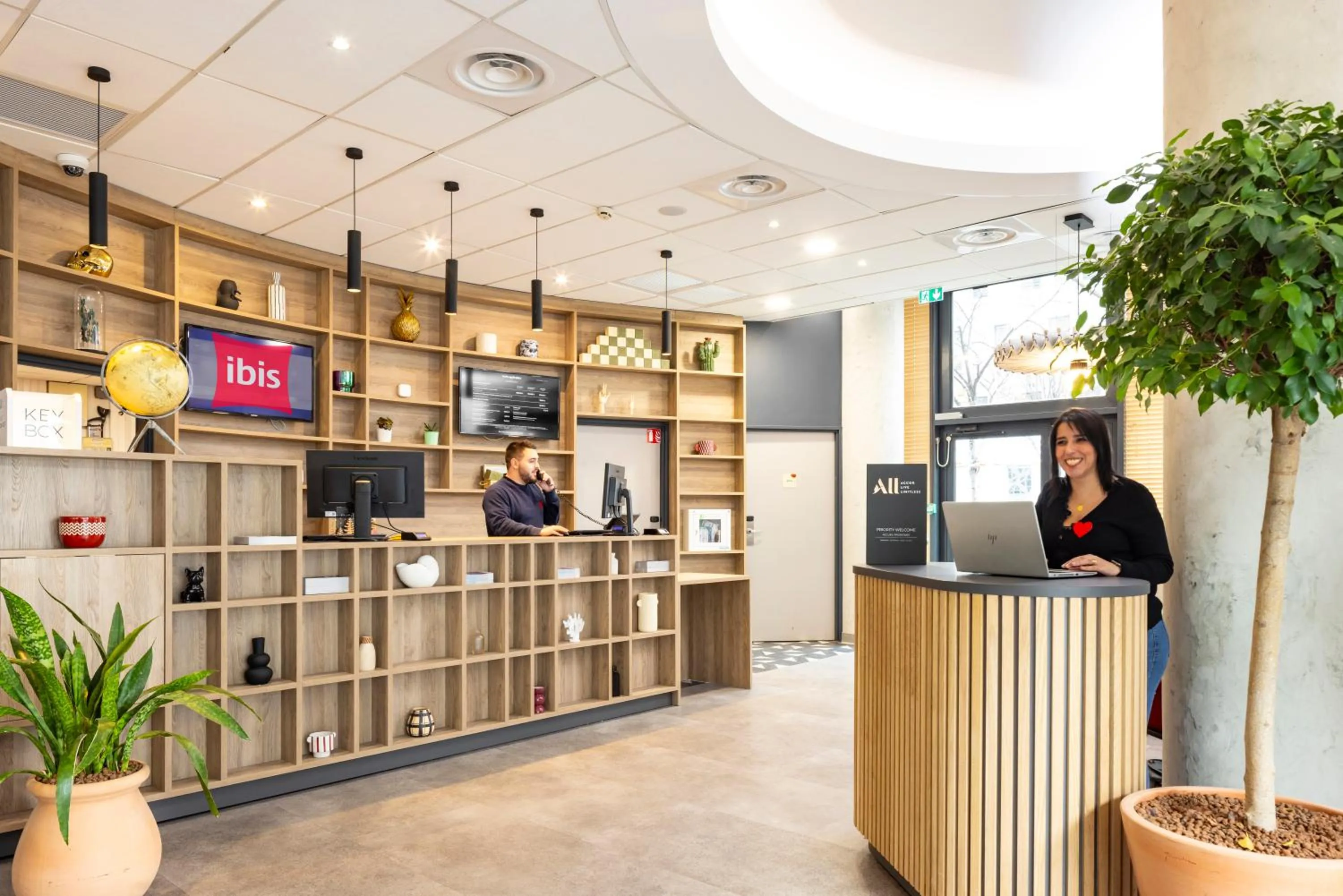 Lobby or reception in ibis Marseille Centre Euromed