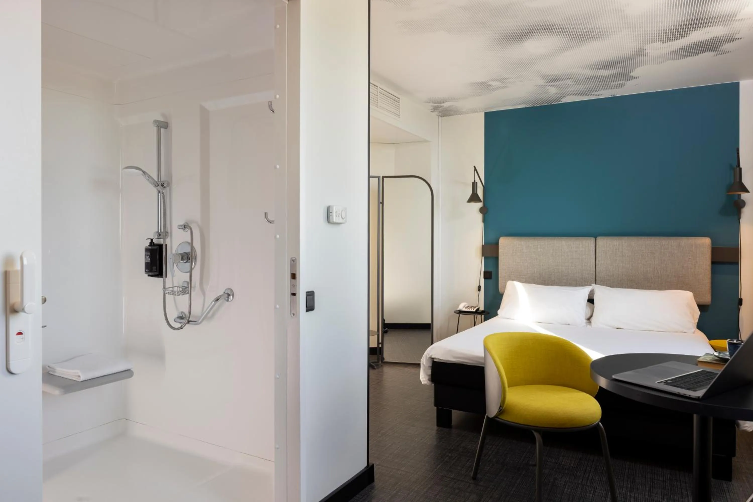 Bedroom, Bed in ibis Marseille Centre Euromed