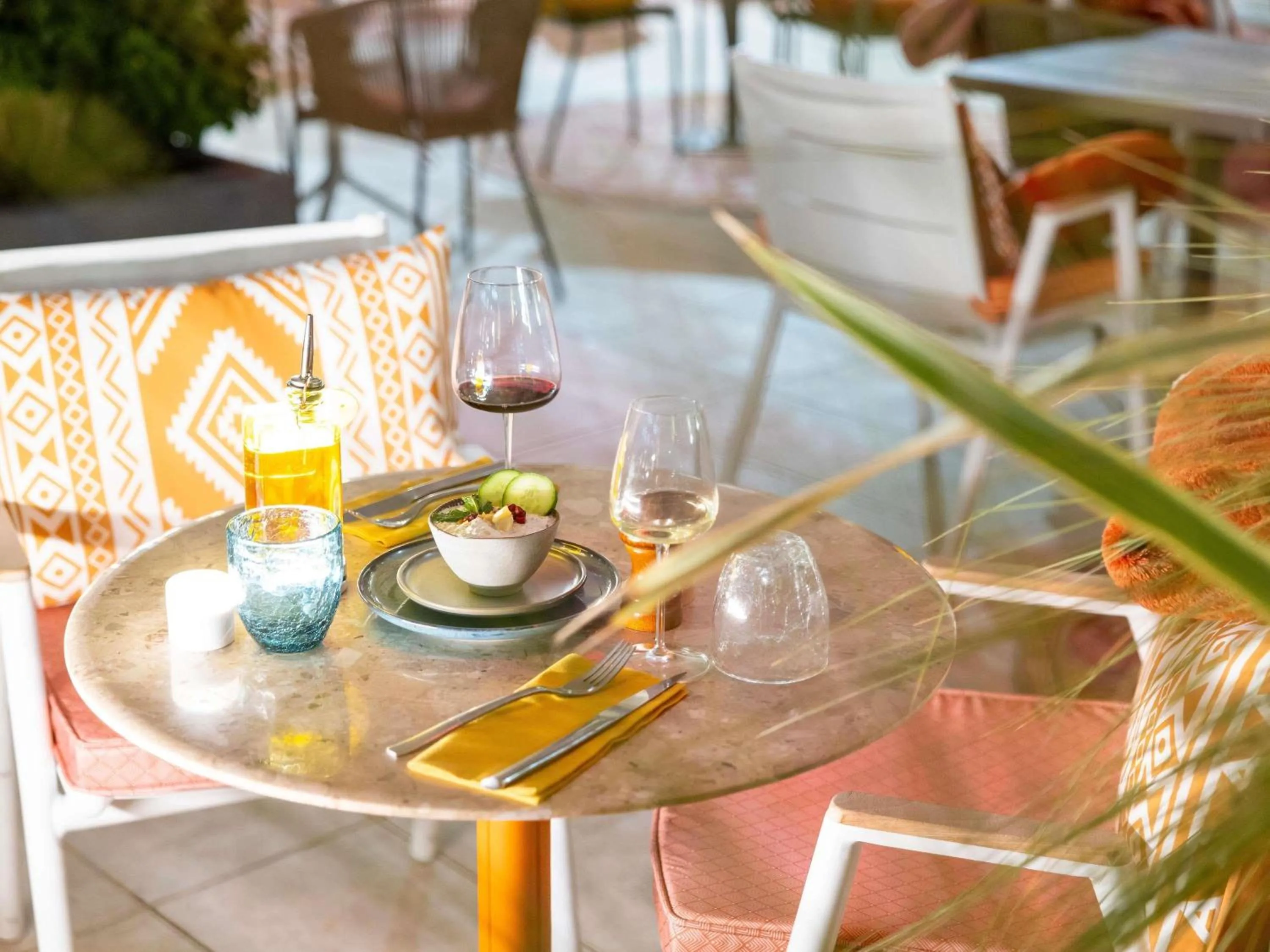 Lounge or bar in ibis Marseille Centre Euromed