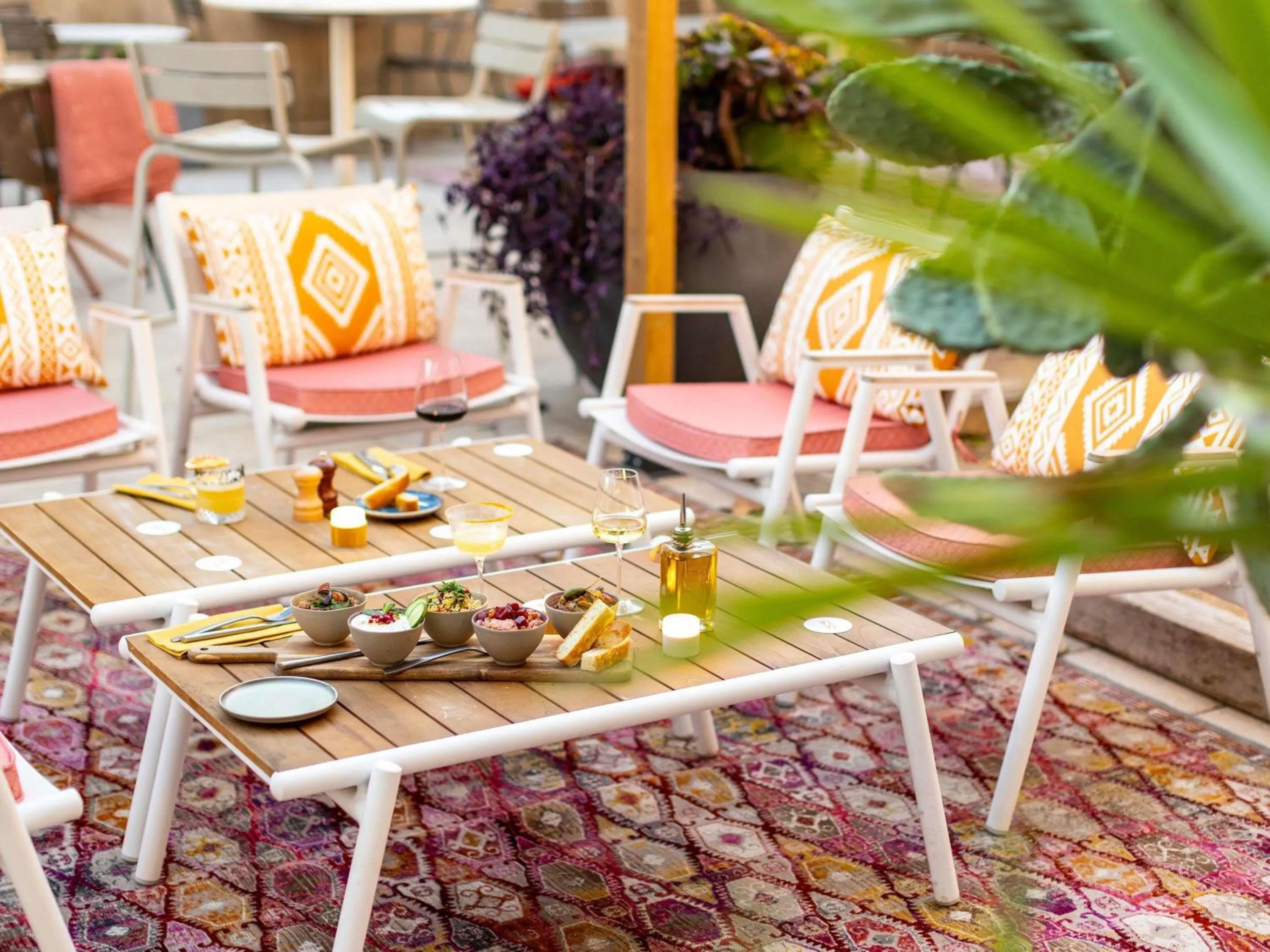 Restaurant/places to eat in ibis Marseille Centre Euromed