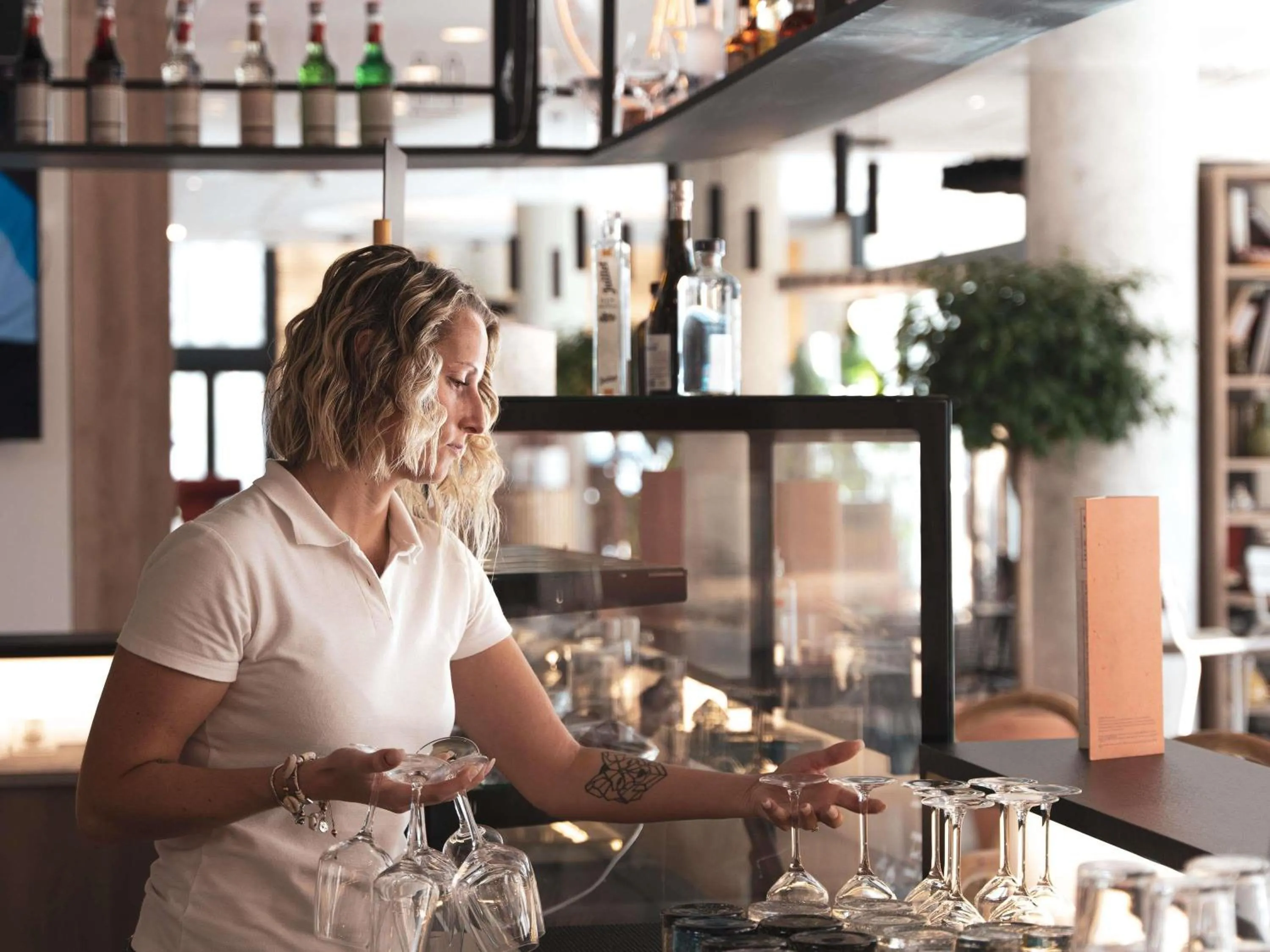 Lounge or bar in ibis Marseille Centre Euromed