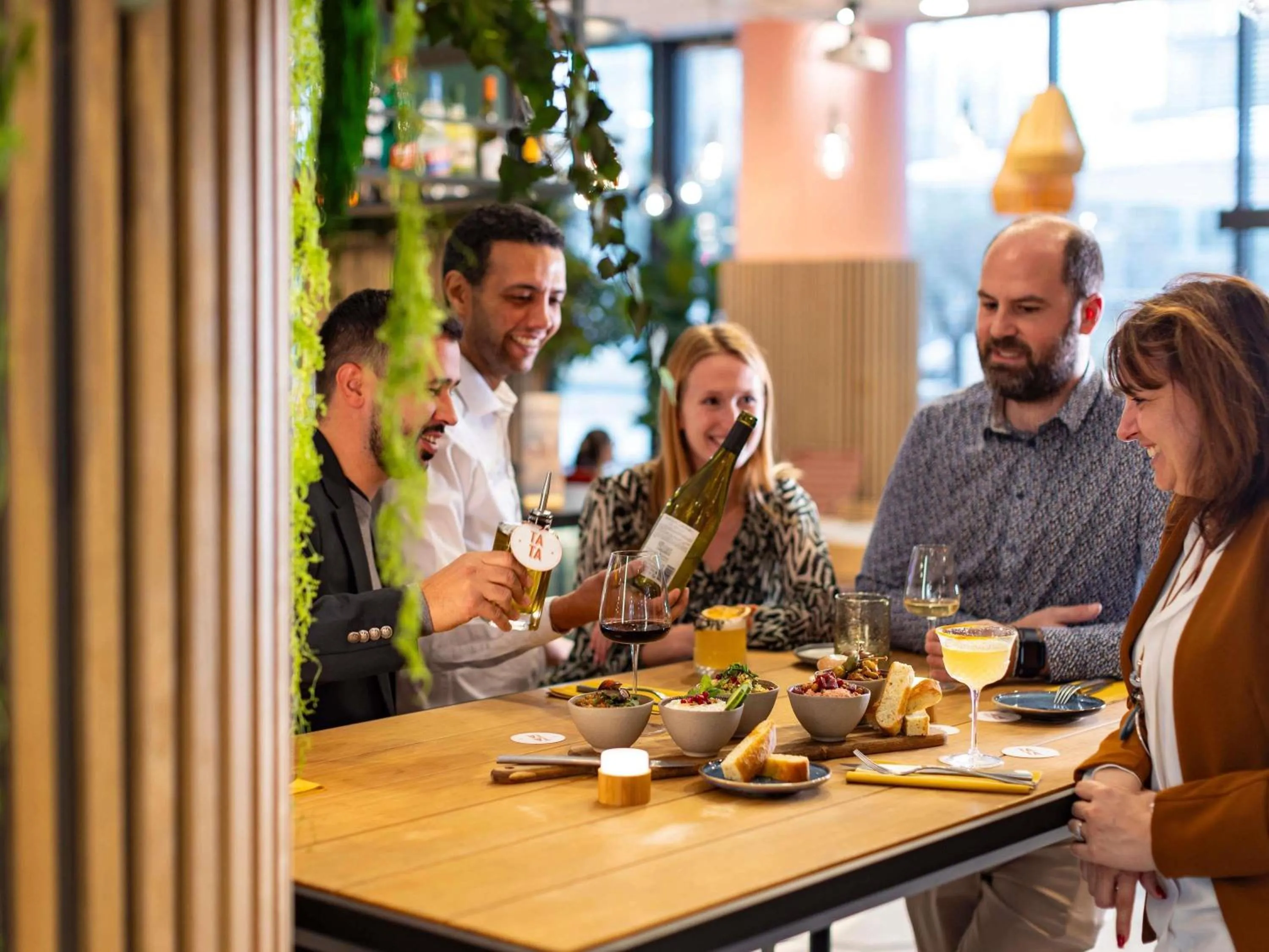 Lounge or bar in ibis Marseille Centre Euromed