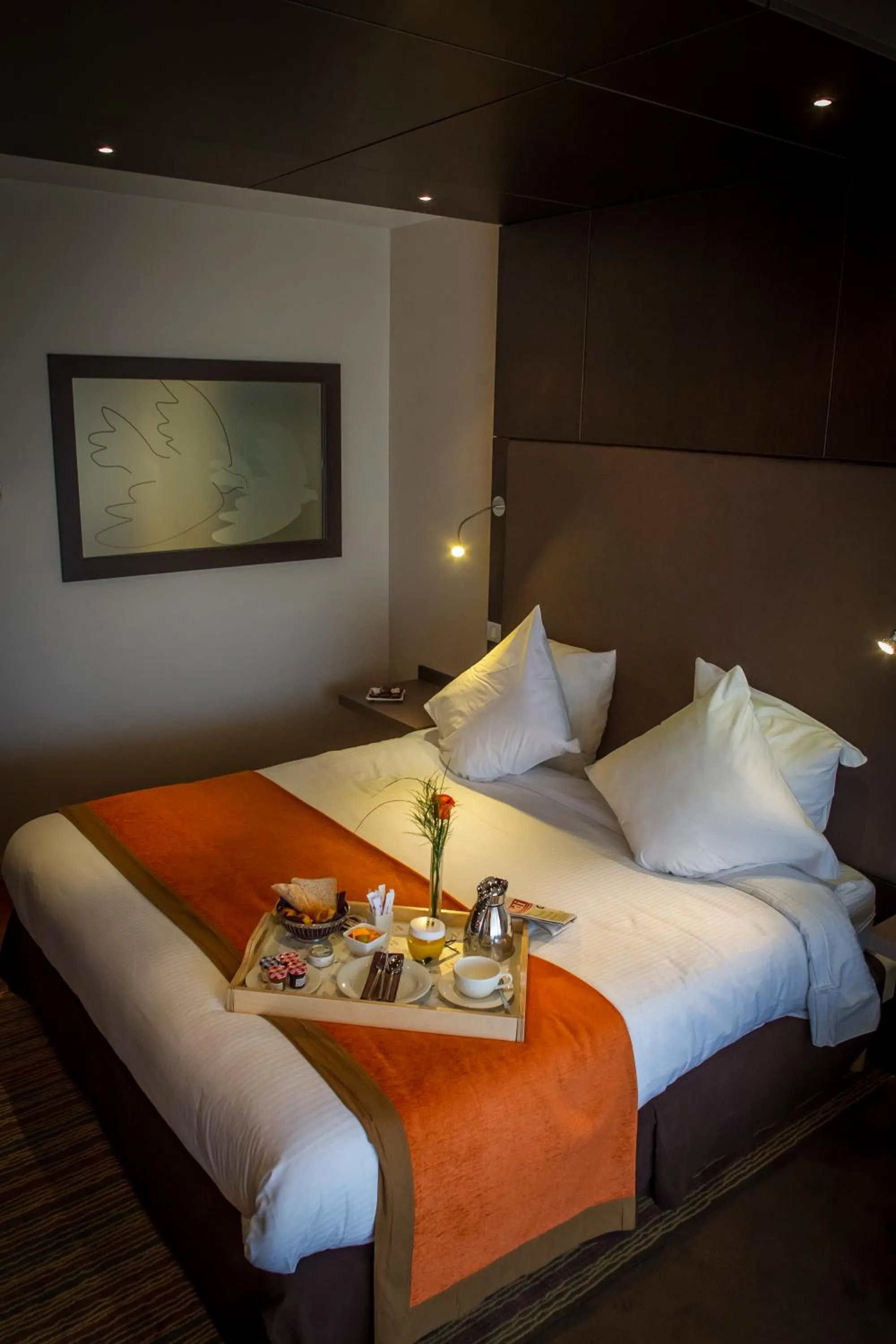 Bedroom, Bed in Hôtel & Spa Vatel