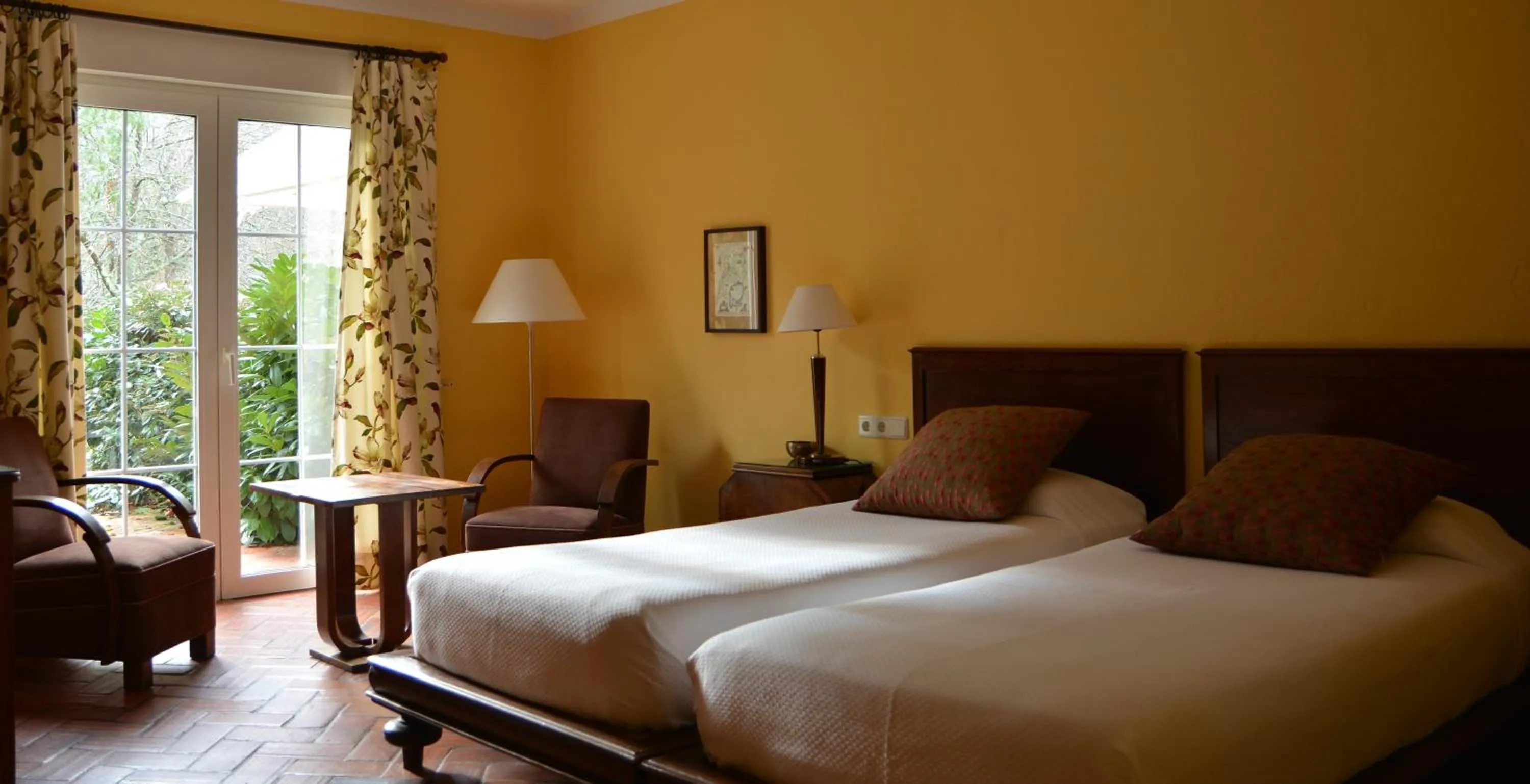 Photo of the whole room in El Habana Llanes