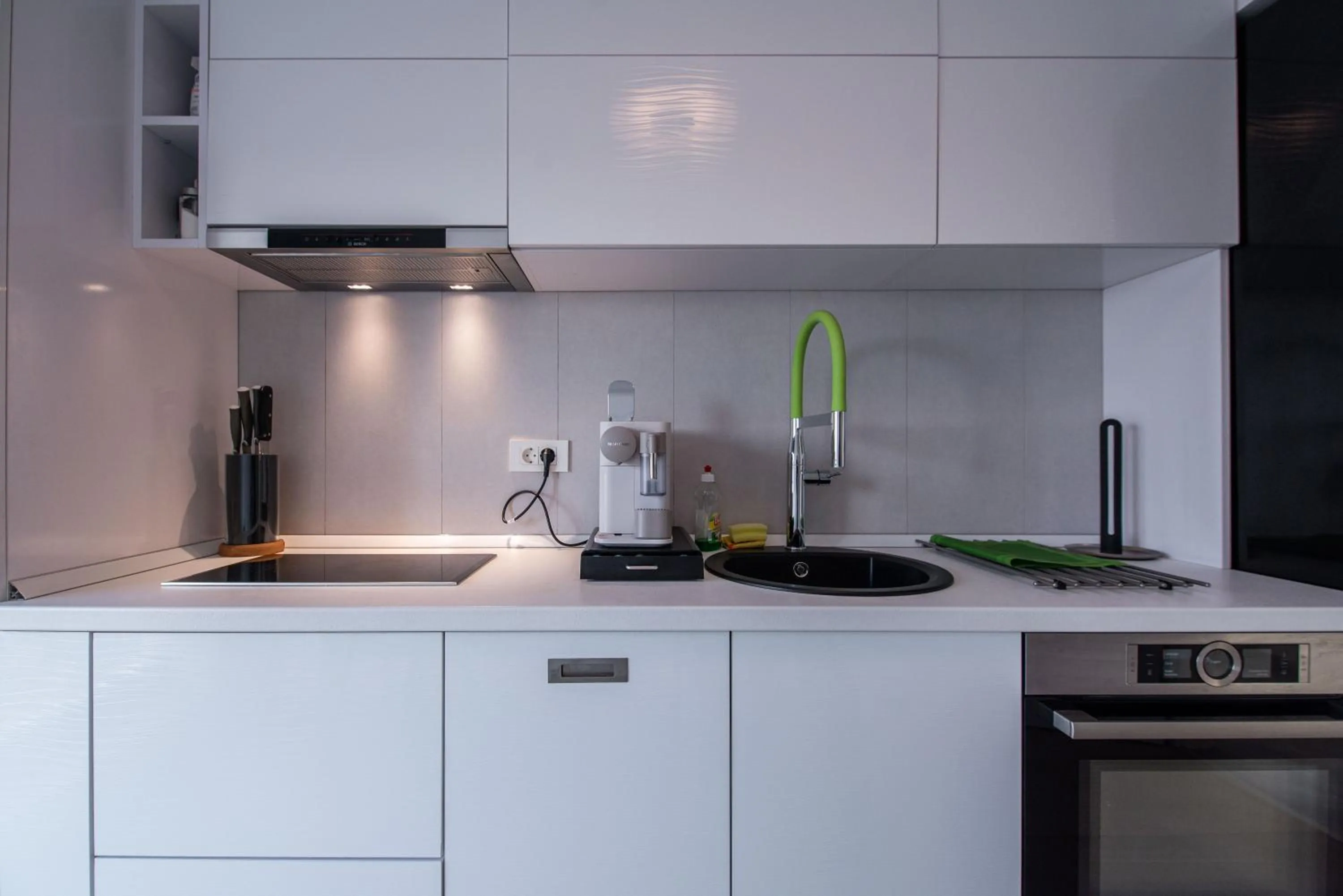 Kitchen or kitchenette in Luxury Westpark 2 Residence with Lake View