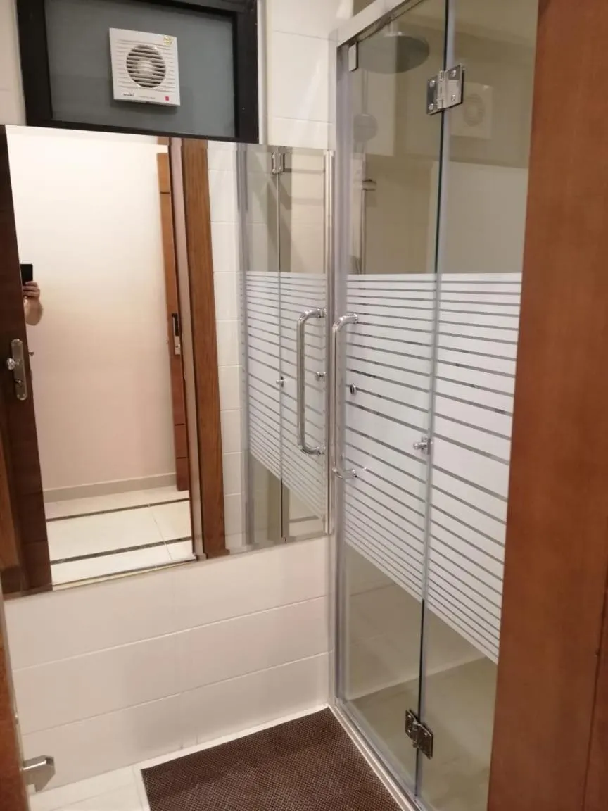 Shower in Big Ben Hotel Suites