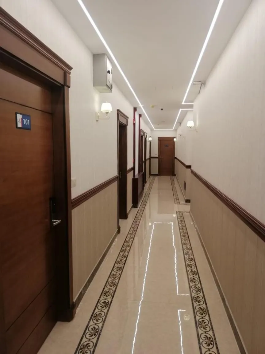 room service in Big Ben Hotel Suites