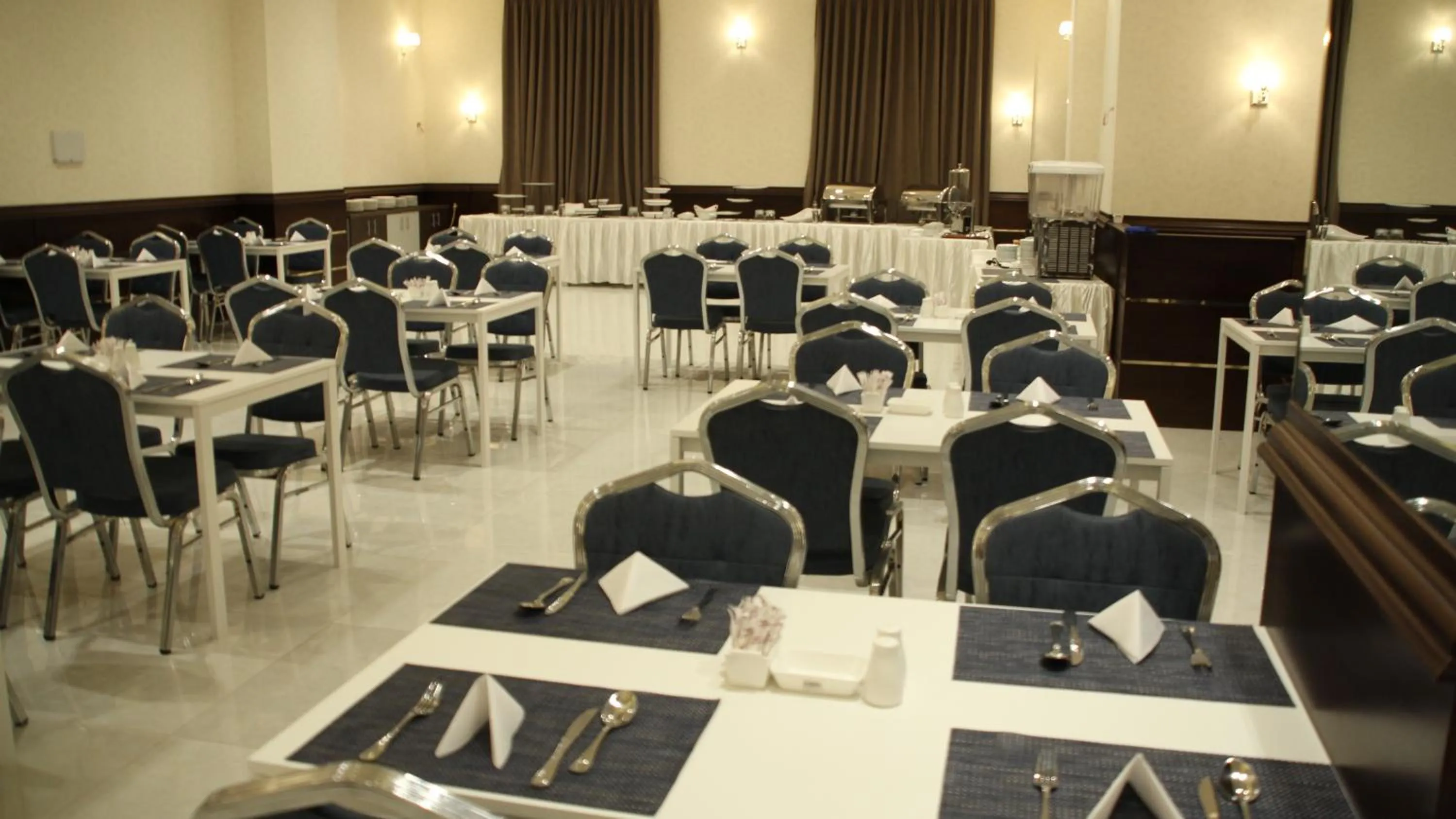 Restaurant/places to eat in Big Ben Hotel Suites