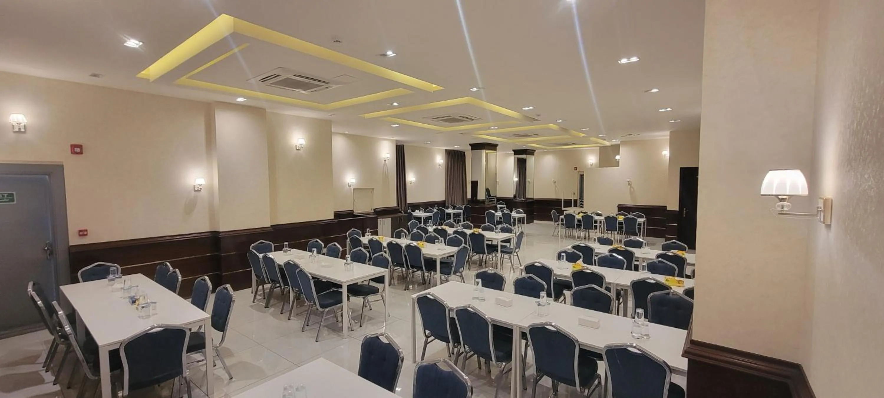 Restaurant/places to eat in Big Ben Hotel Suites