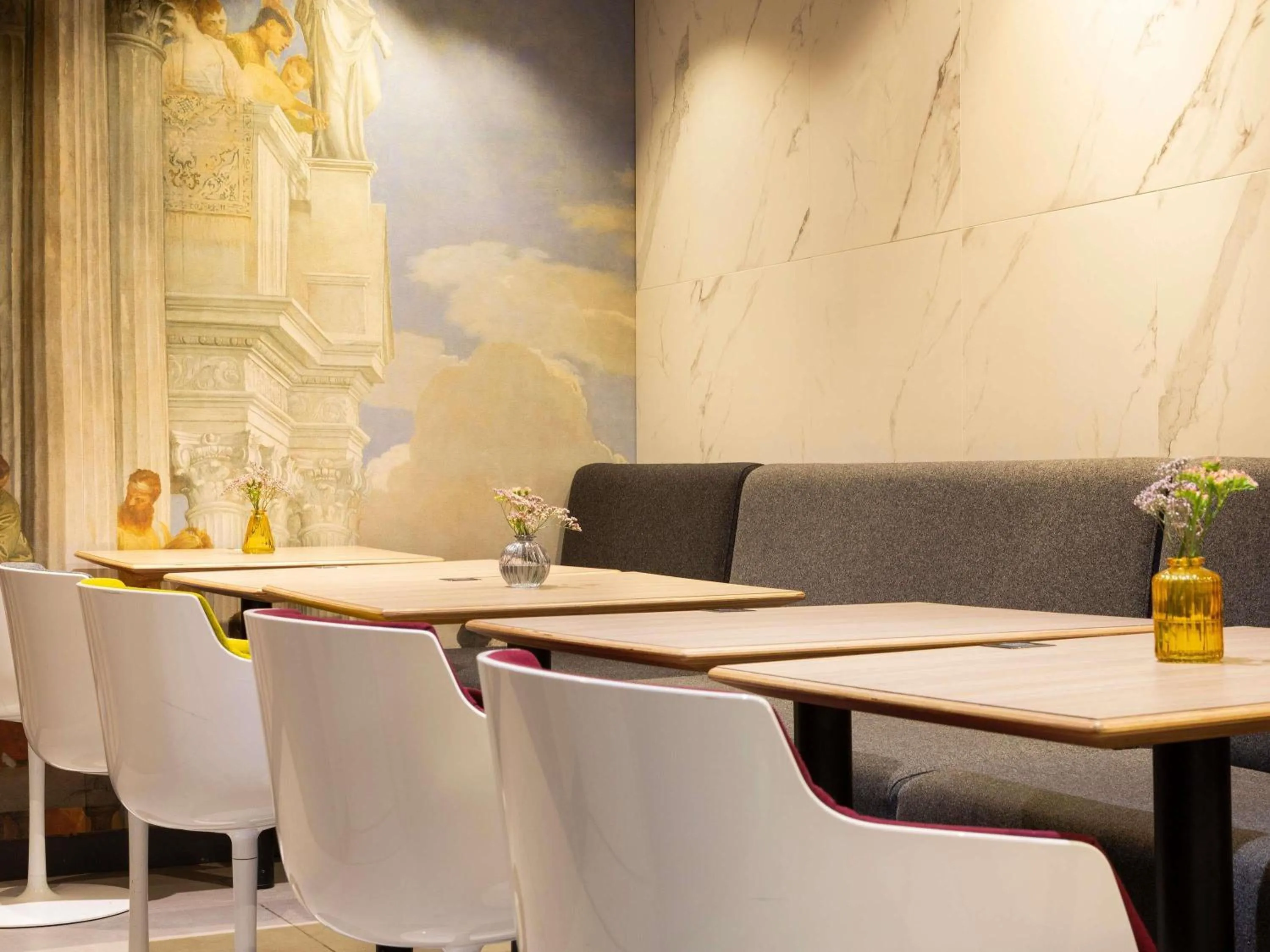 Lounge or bar in Mercure Paris Alesia