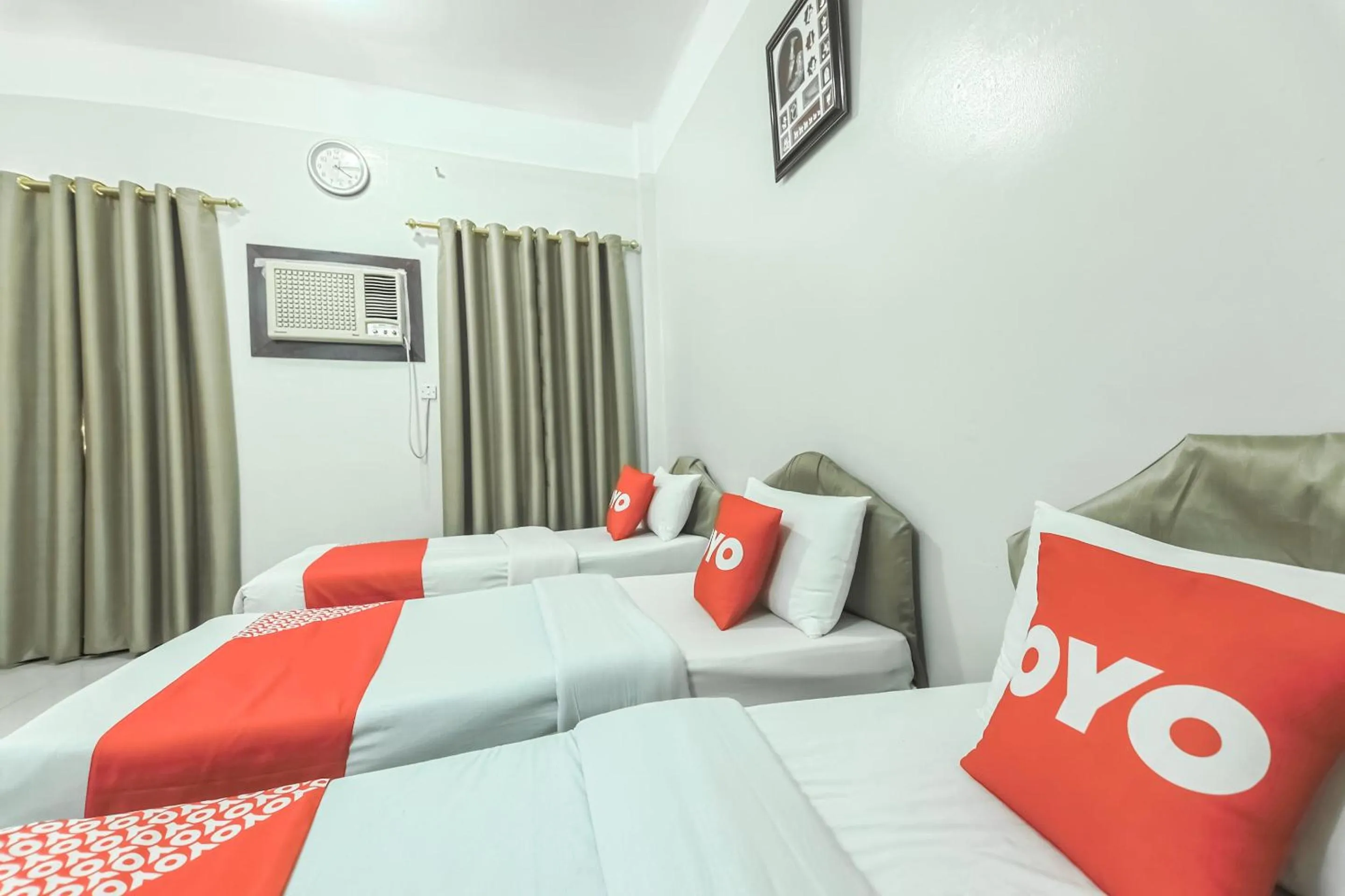 Bedroom in Super OYO 108 Marsa Al Masafar Hotel Apartment