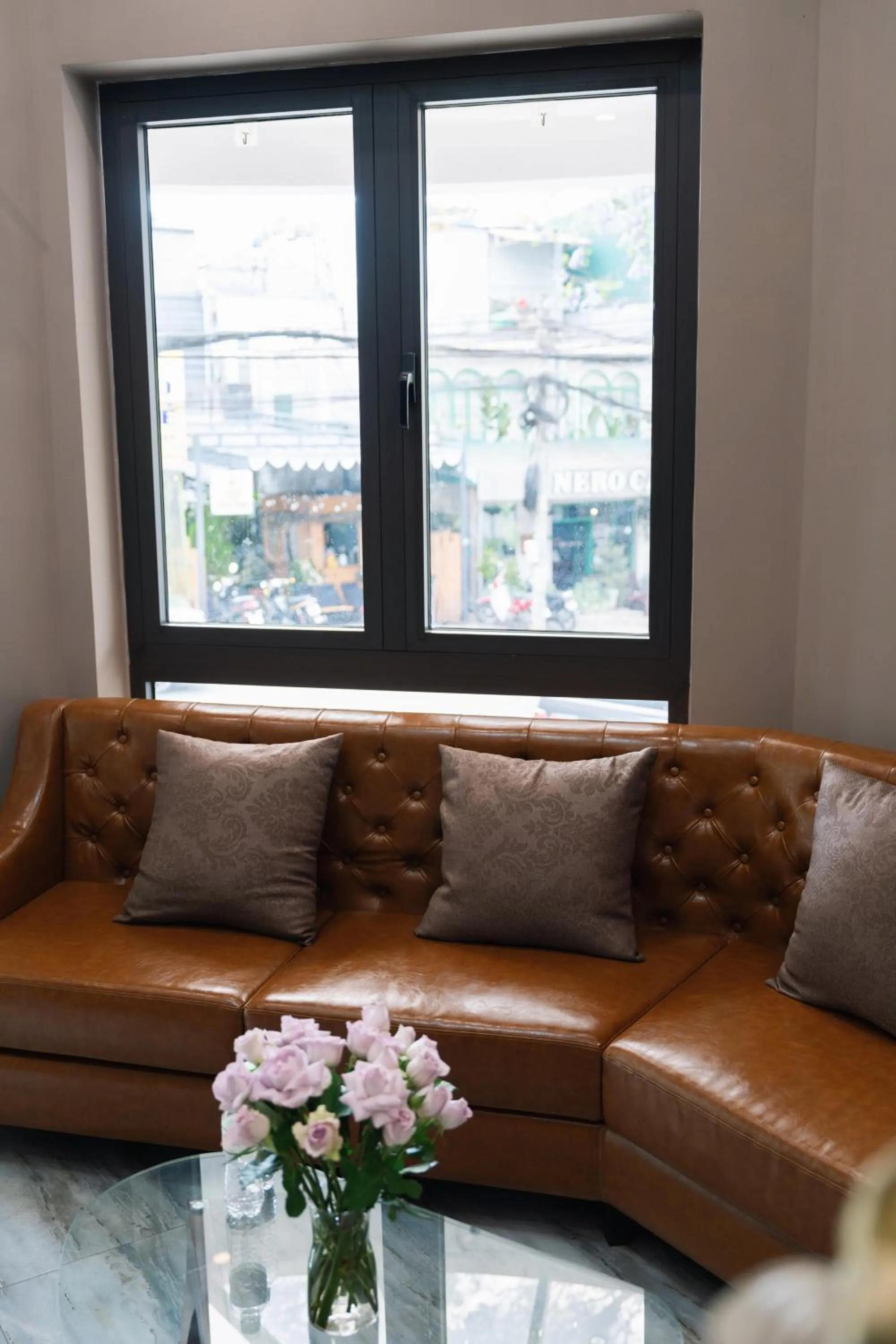 Seating area in N Queen Apartment Hotel