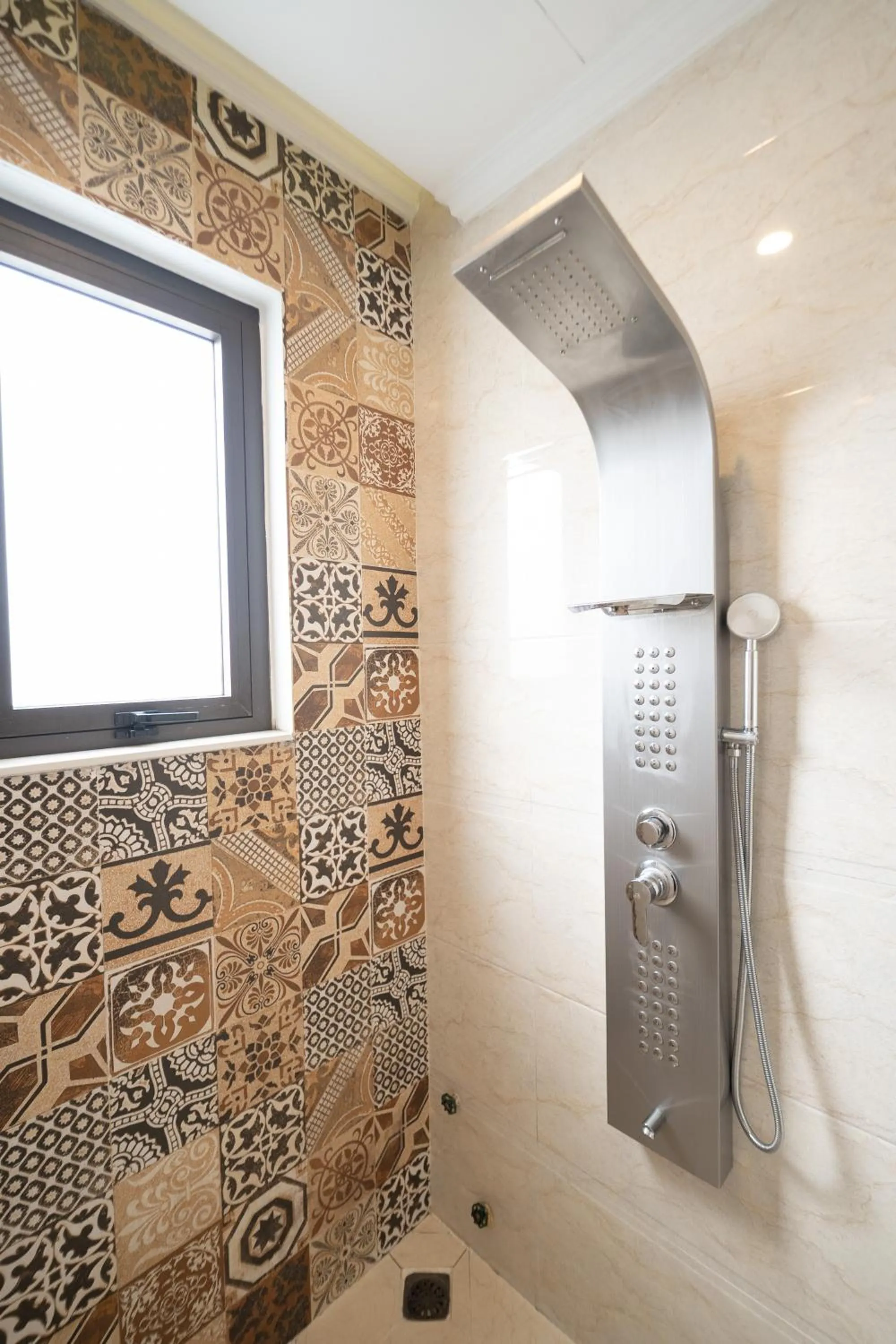 Shower in N Queen Apartment Hotel