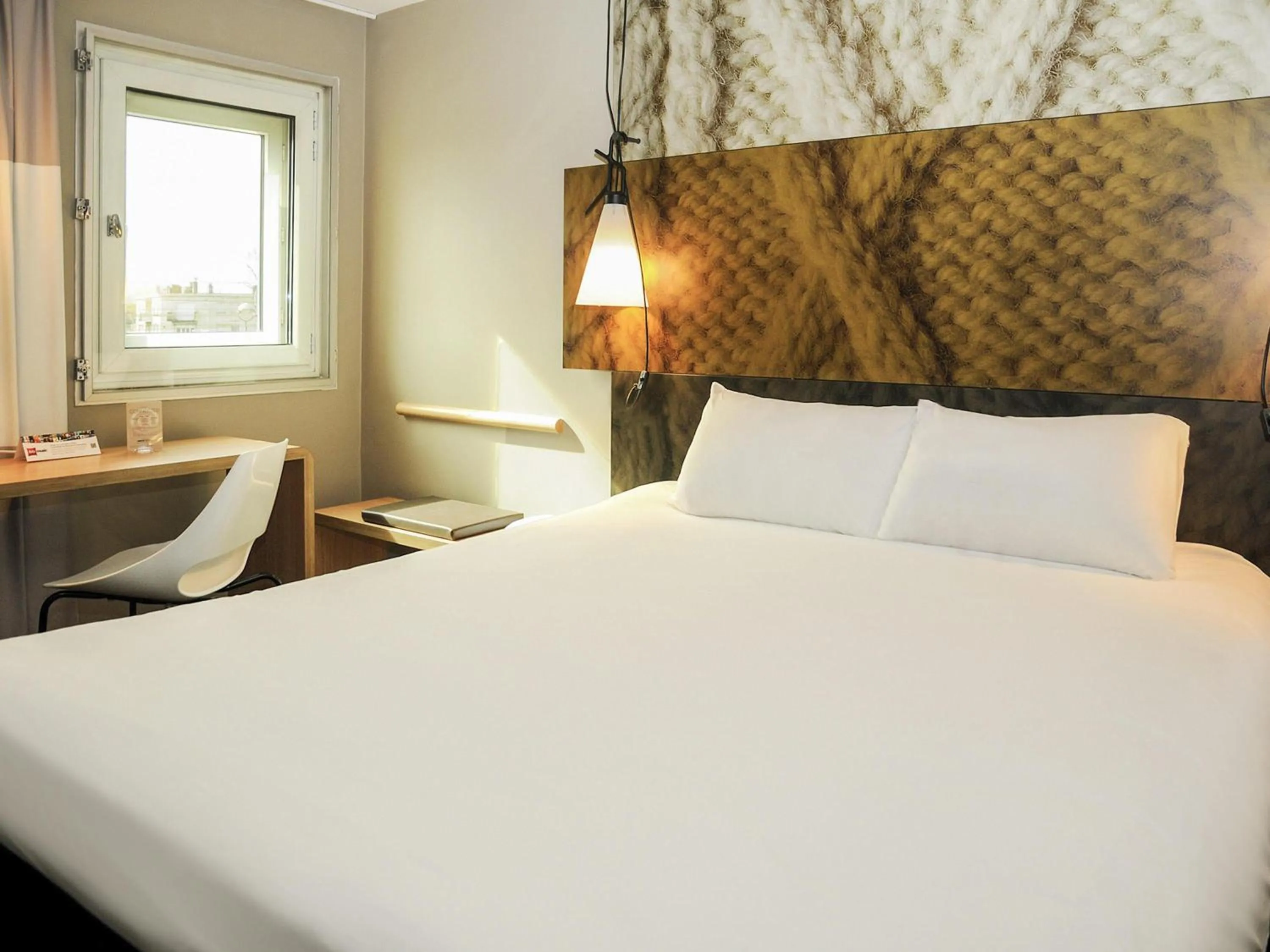 Bedroom, Bed in ibis Avignon Centre Gare