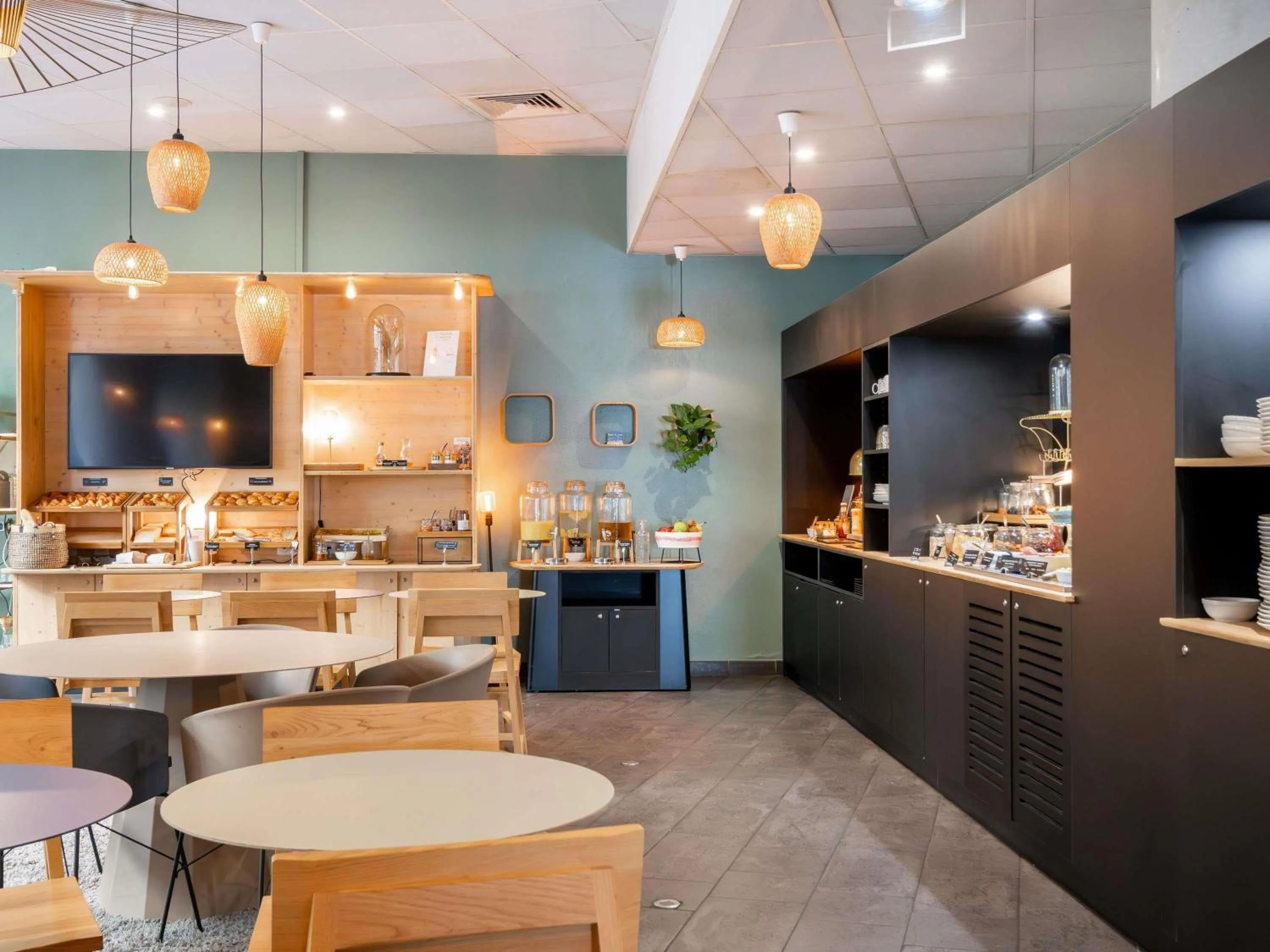 Restaurant/places to eat in Novotel Suites Cannes Centre