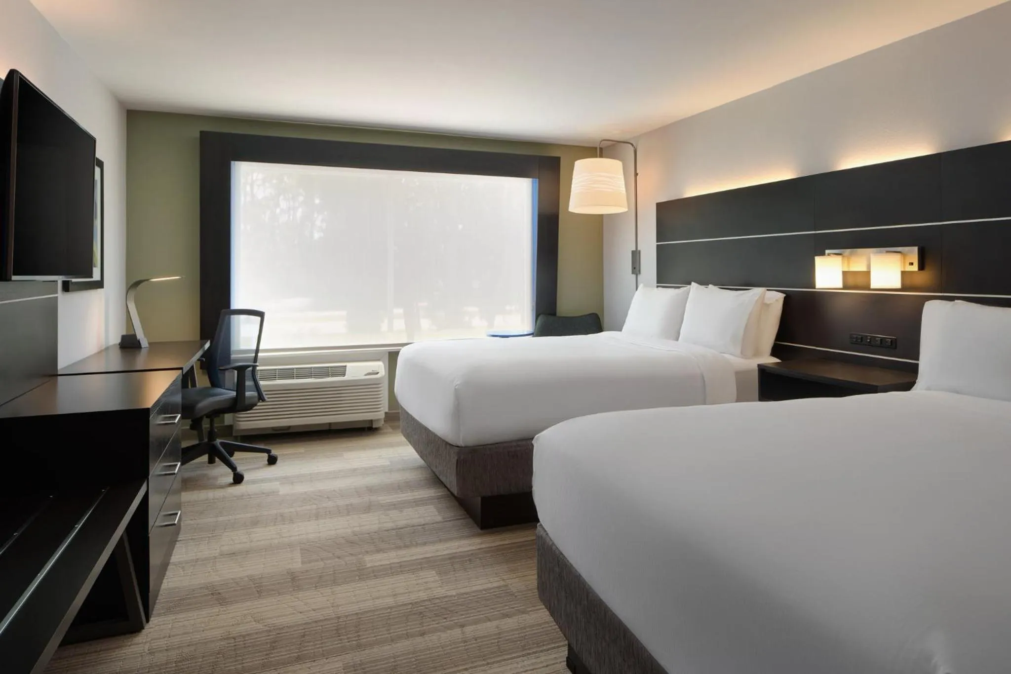Photo of the whole room, Bed in Holiday Inn Express & Suites Brunswick by IHG