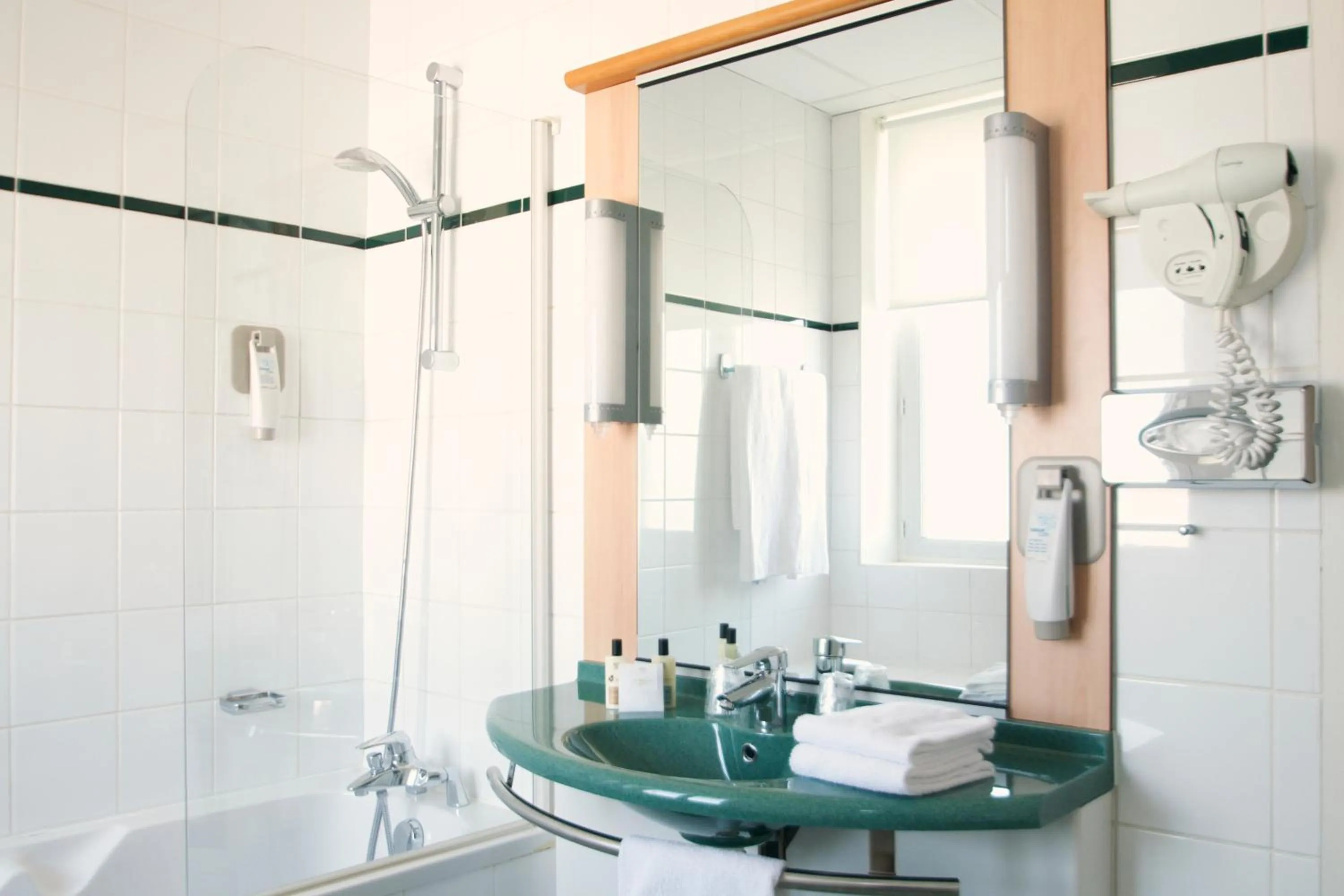 Shower in ibis Lyon Centre Perrache