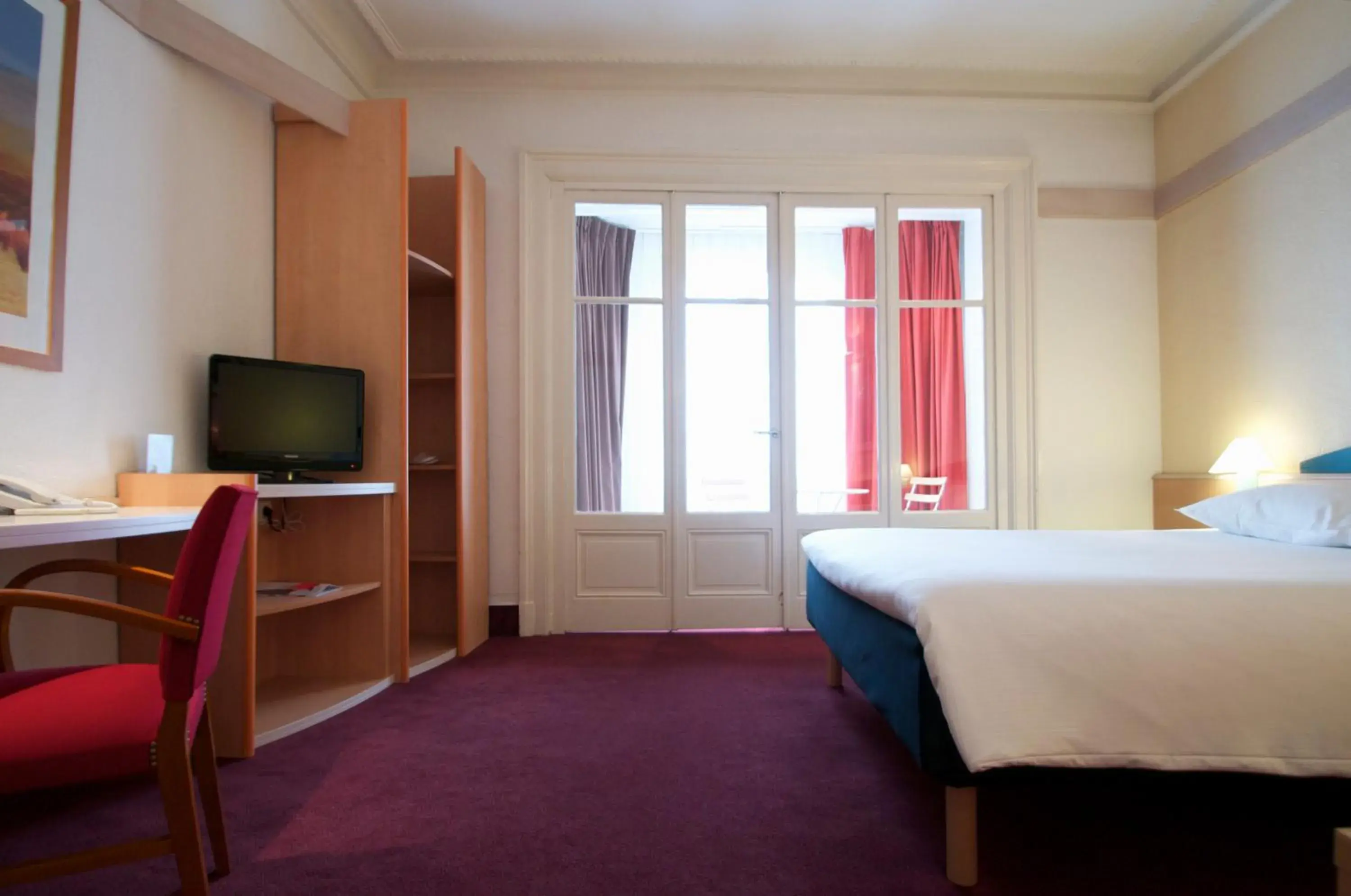 Suite with One Double Bed and Sofa Bed in ibis Lyon Centre Perrache Suite with One Double Bed and Sofa Bed in ibis Lyon Centre Perrache