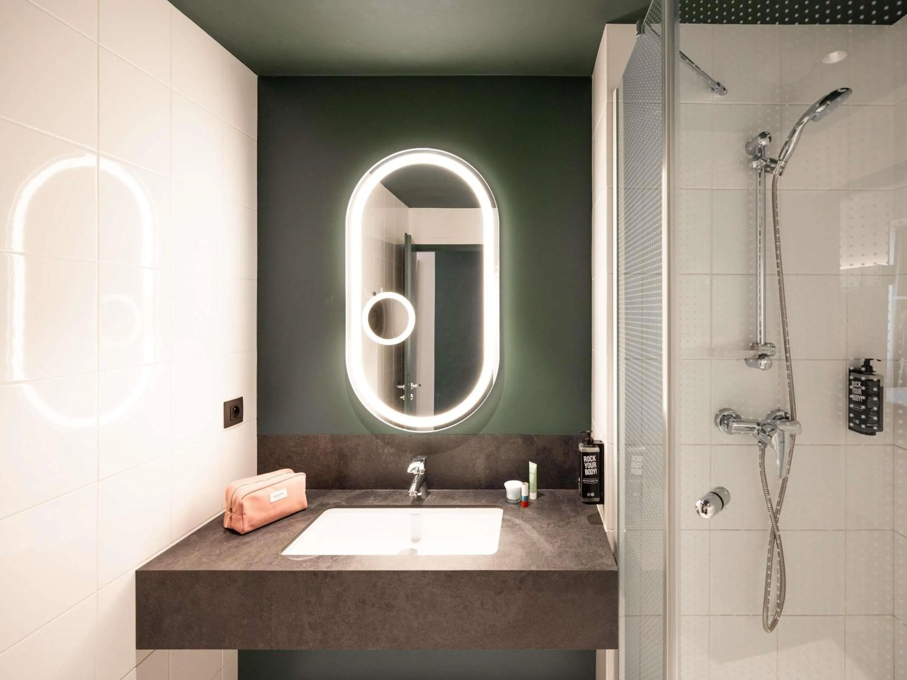 Bedroom in ibis Lyon Centre Perrache