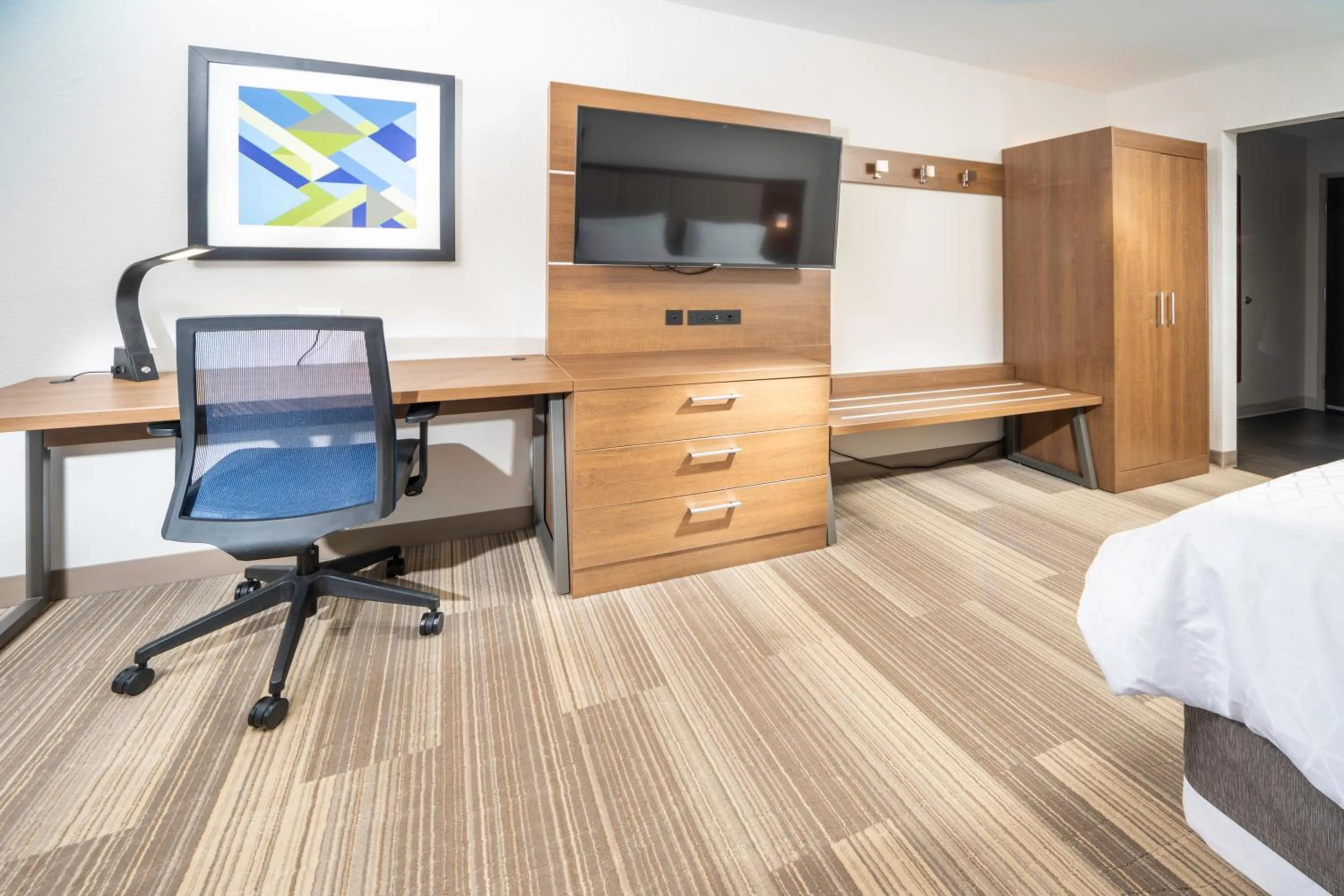 hair dresser, Bed in Holiday Inn Express & Suites - Florence - Cincinnati Airport by IHG