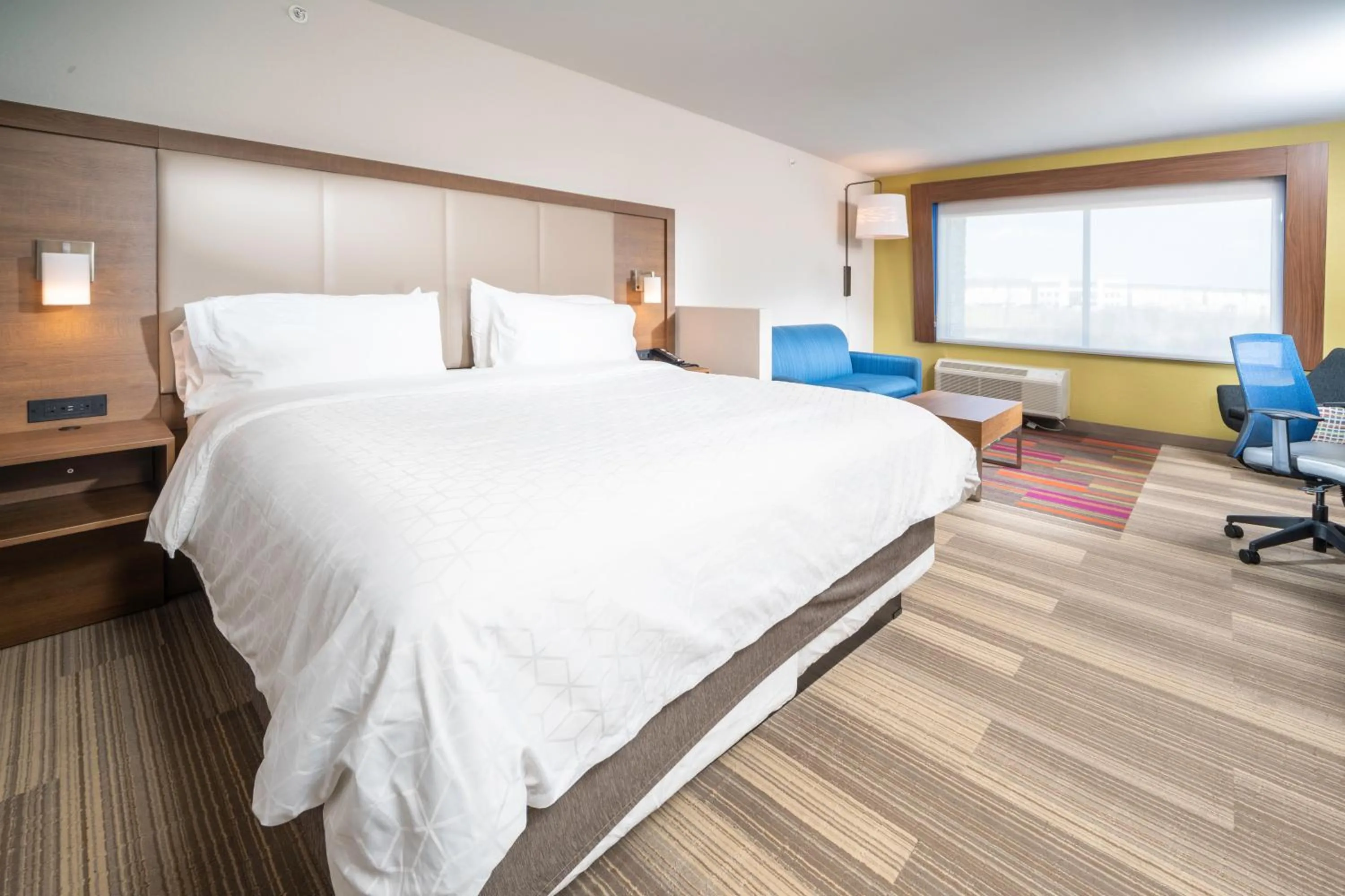 Bed in Holiday Inn Express & Suites - Florence - Cincinnati Airport by IHG
