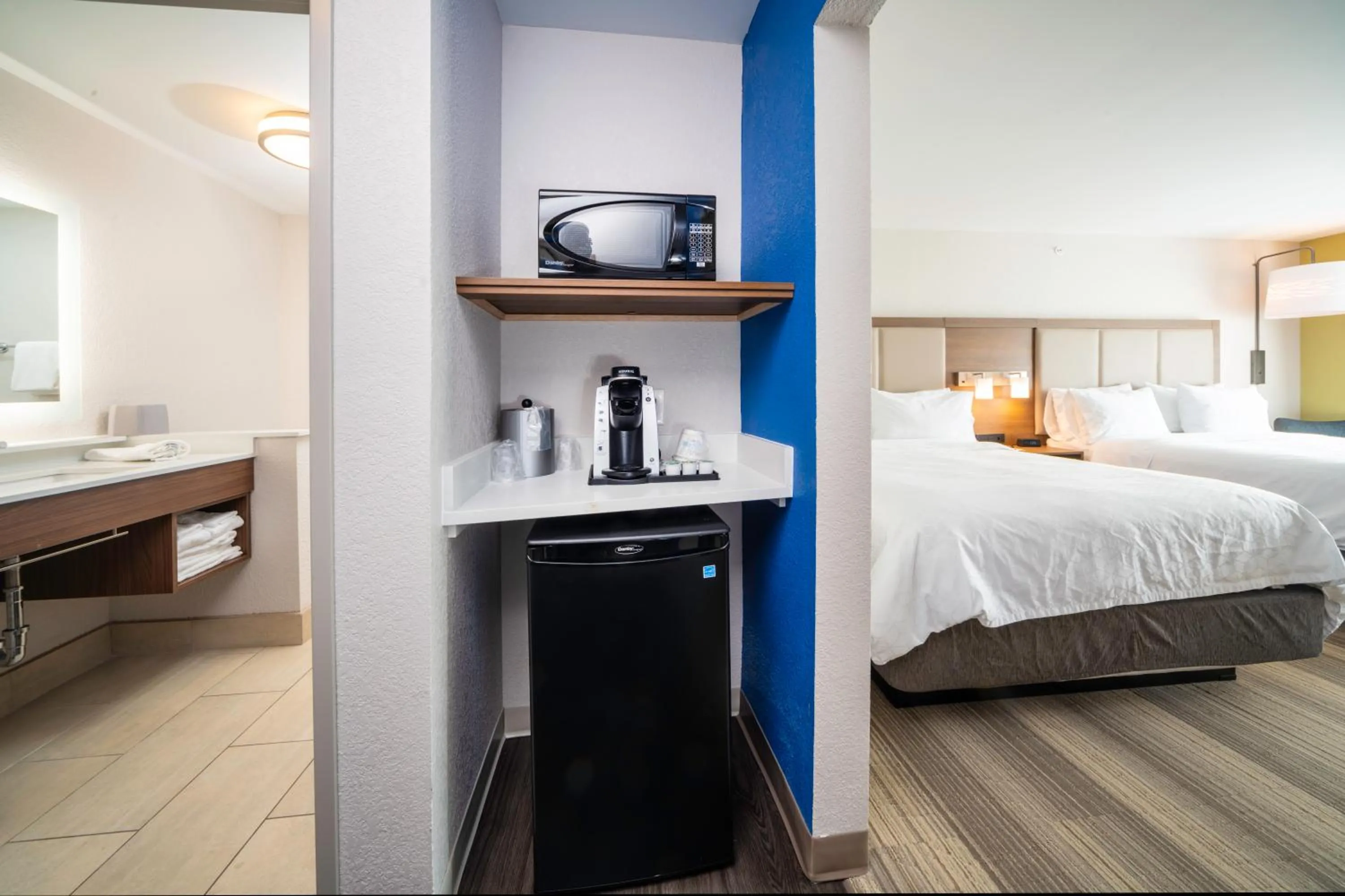 Coffee/tea facilities, Bed in Holiday Inn Express & Suites - Florence - Cincinnati Airport by IHG
