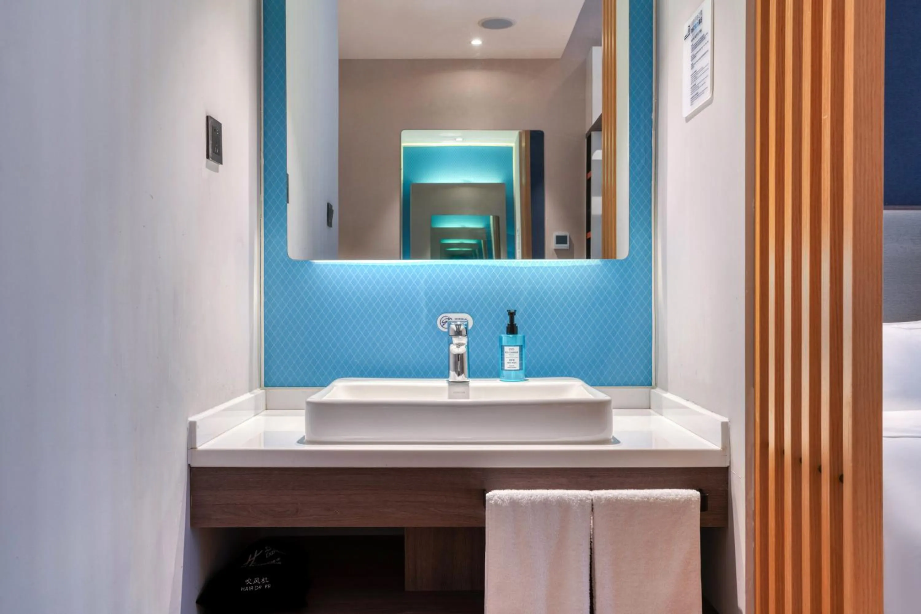 Photo of the whole room in Holiday Inn Express Hangzhou Binjiang Aoti by IHG