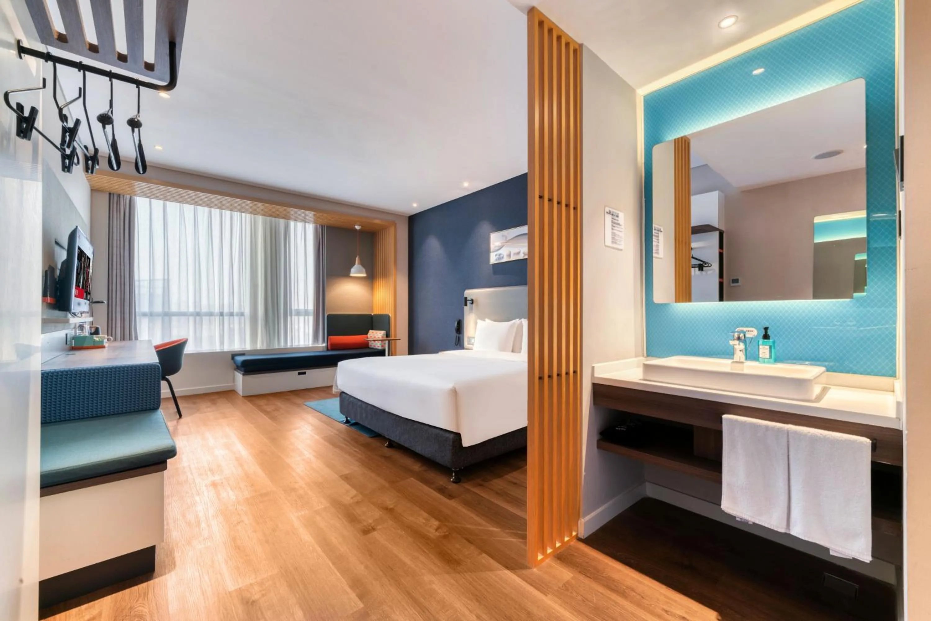 Photo of the whole room, Bed in Holiday Inn Express Hangzhou Binjiang Aoti by IHG
