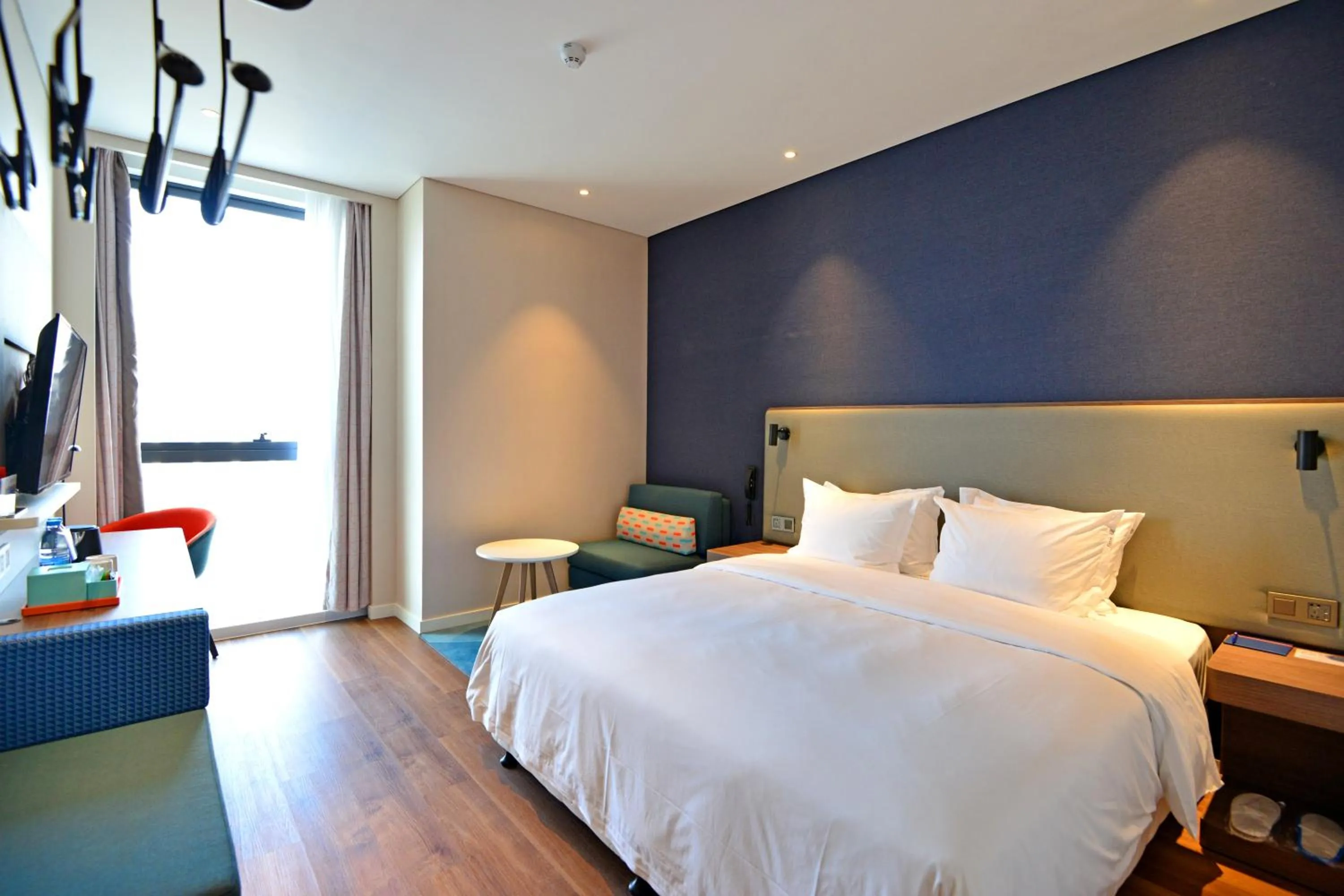 Photo of the whole room, Bed in Holiday Inn Express Hangzhou Binjiang Aoti by IHG