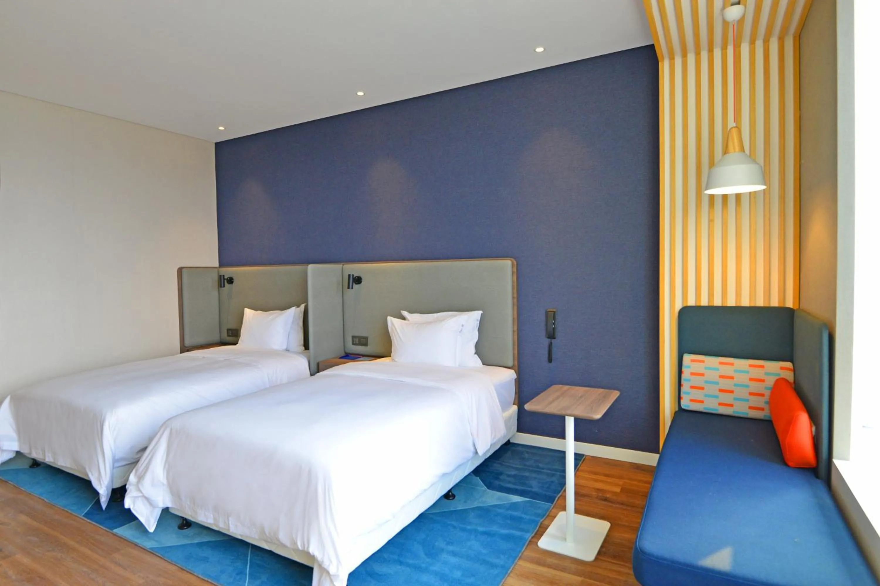 Photo of the whole room, Bed in Holiday Inn Express Hangzhou Binjiang Aoti by IHG