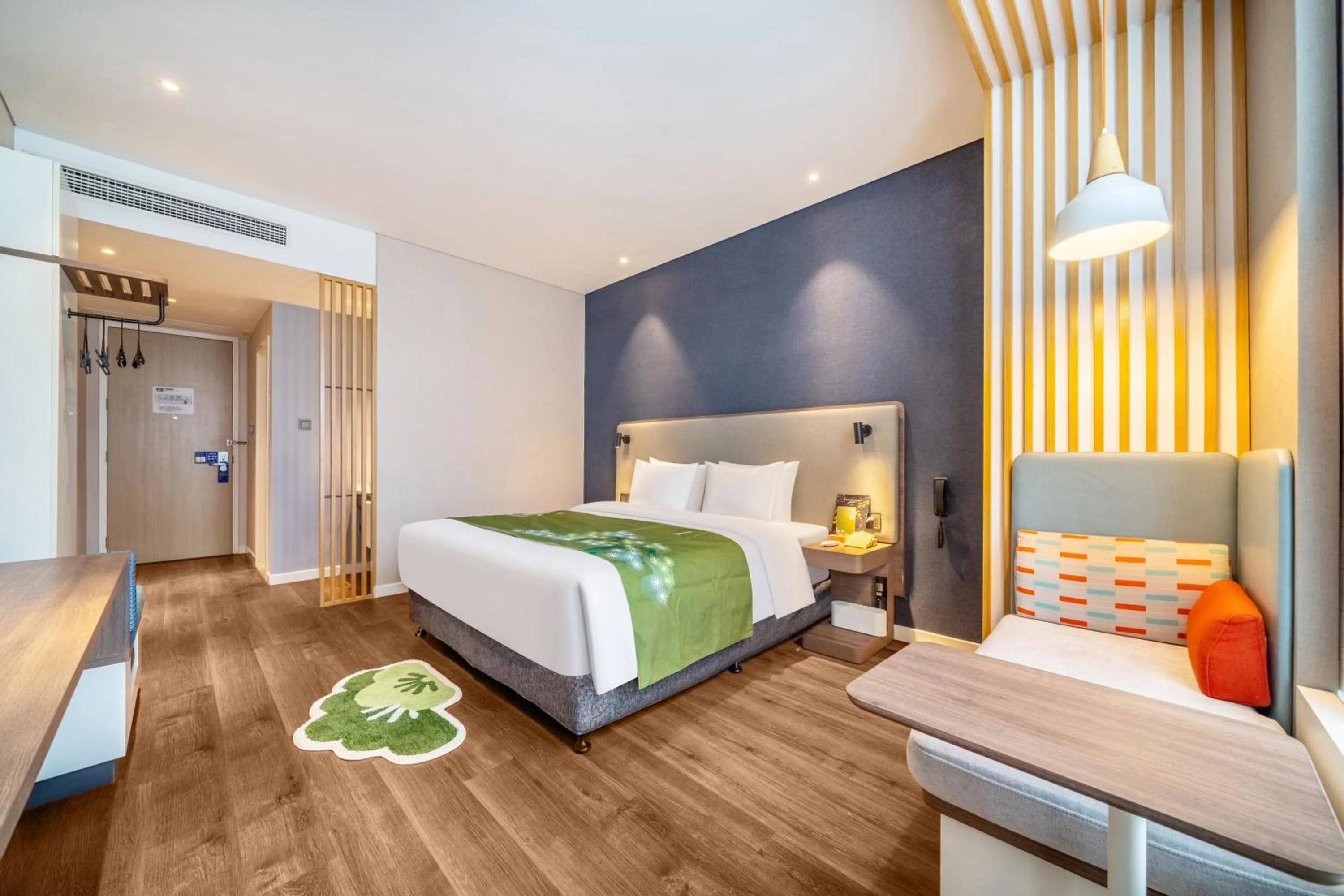 Bed in Holiday Inn Express Hangzhou Binjiang Aoti by IHG