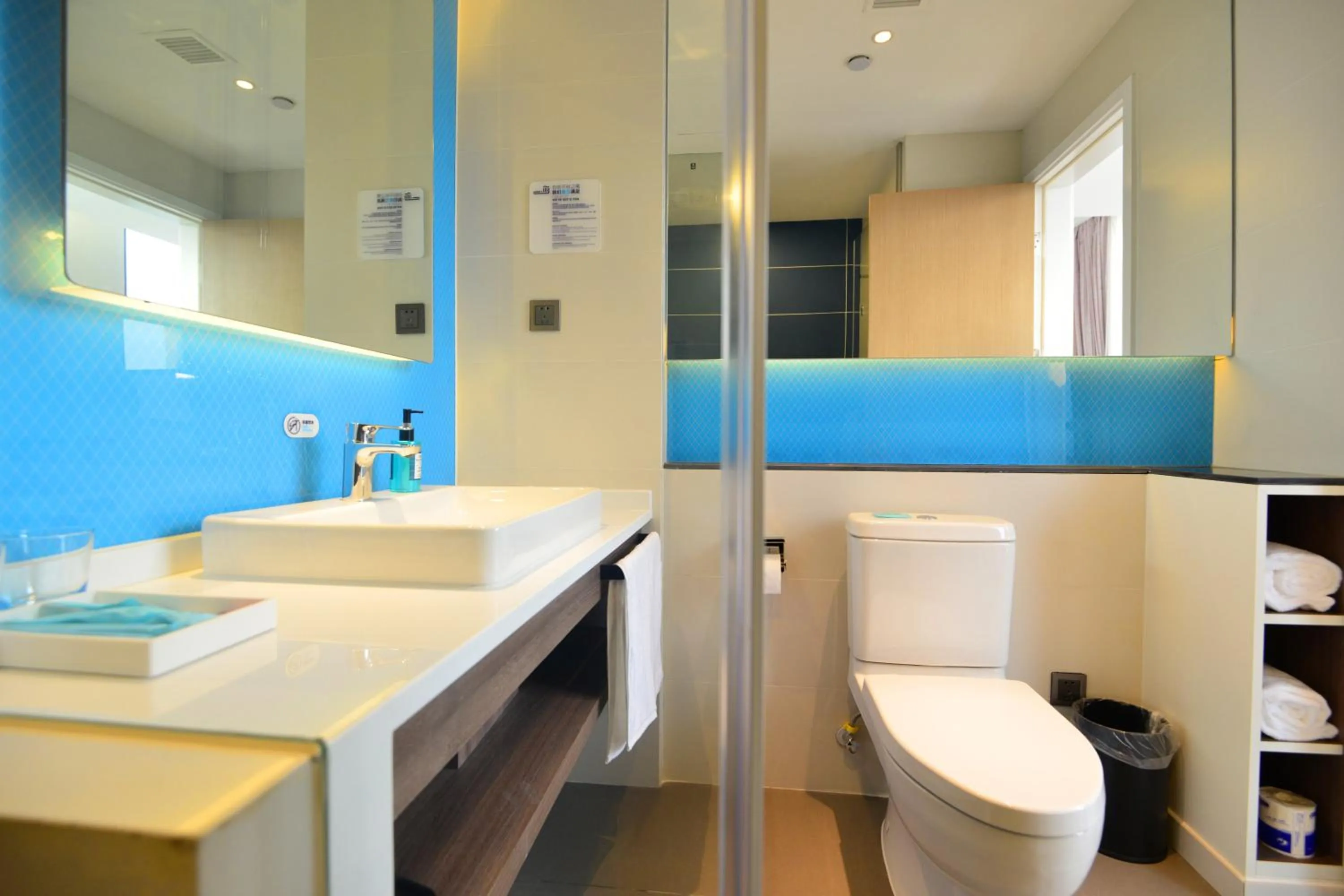 Bedroom in Holiday Inn Express Hangzhou Binjiang Aoti by IHG