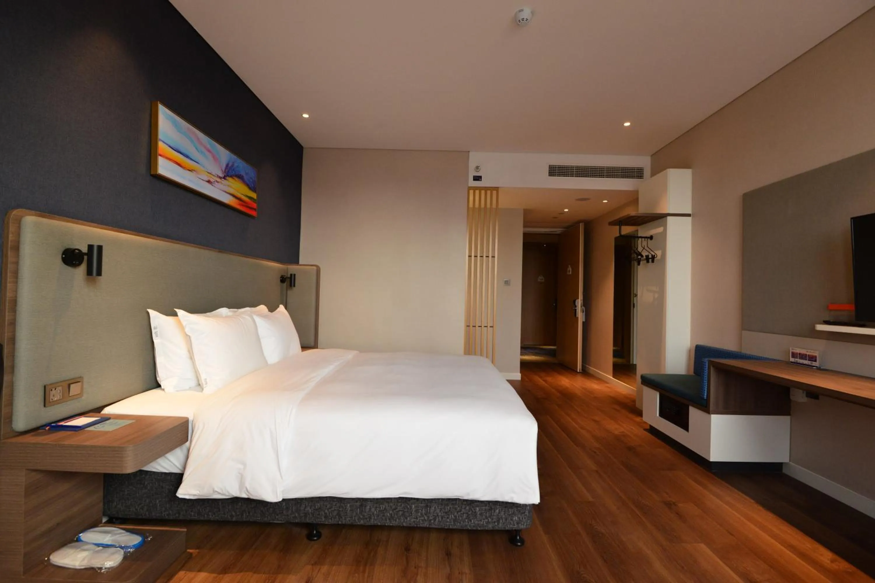 Photo of the whole room, Bed in Holiday Inn Express Hangzhou Binjiang Aoti by IHG