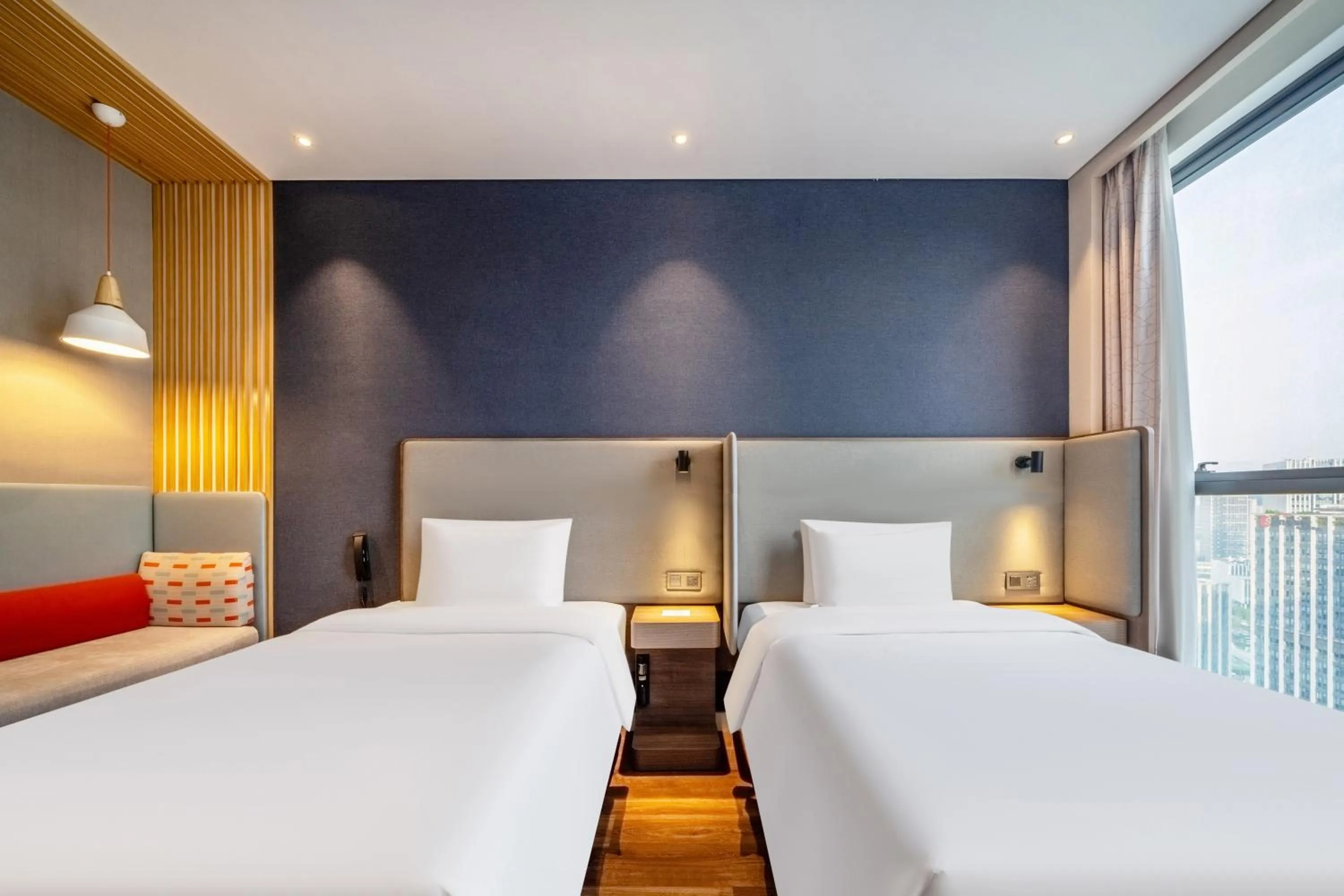 Bed in Holiday Inn Express Hangzhou Binjiang Aoti by IHG