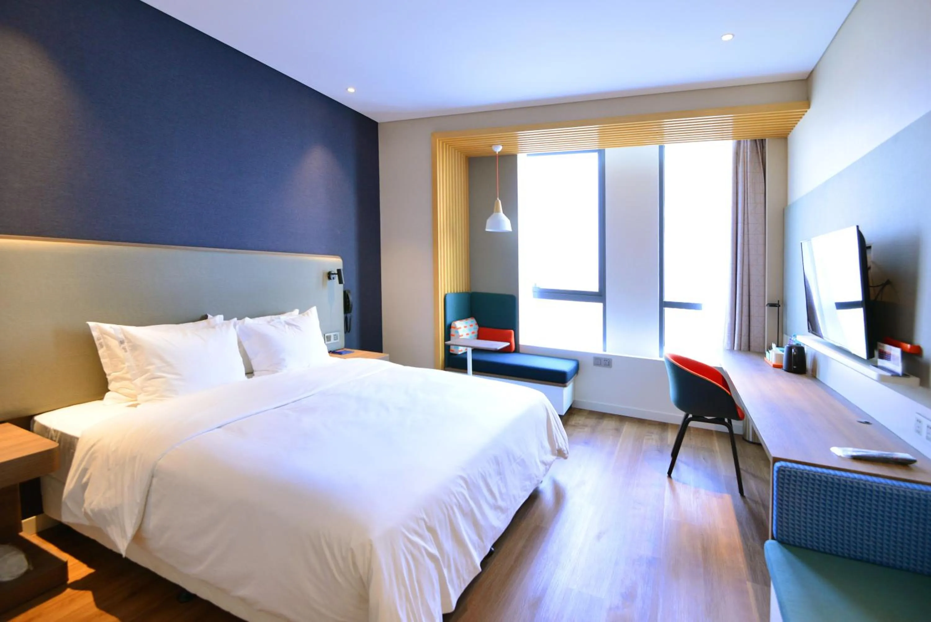 Photo of the whole room, Bed in Holiday Inn Express Hangzhou Binjiang Aoti by IHG