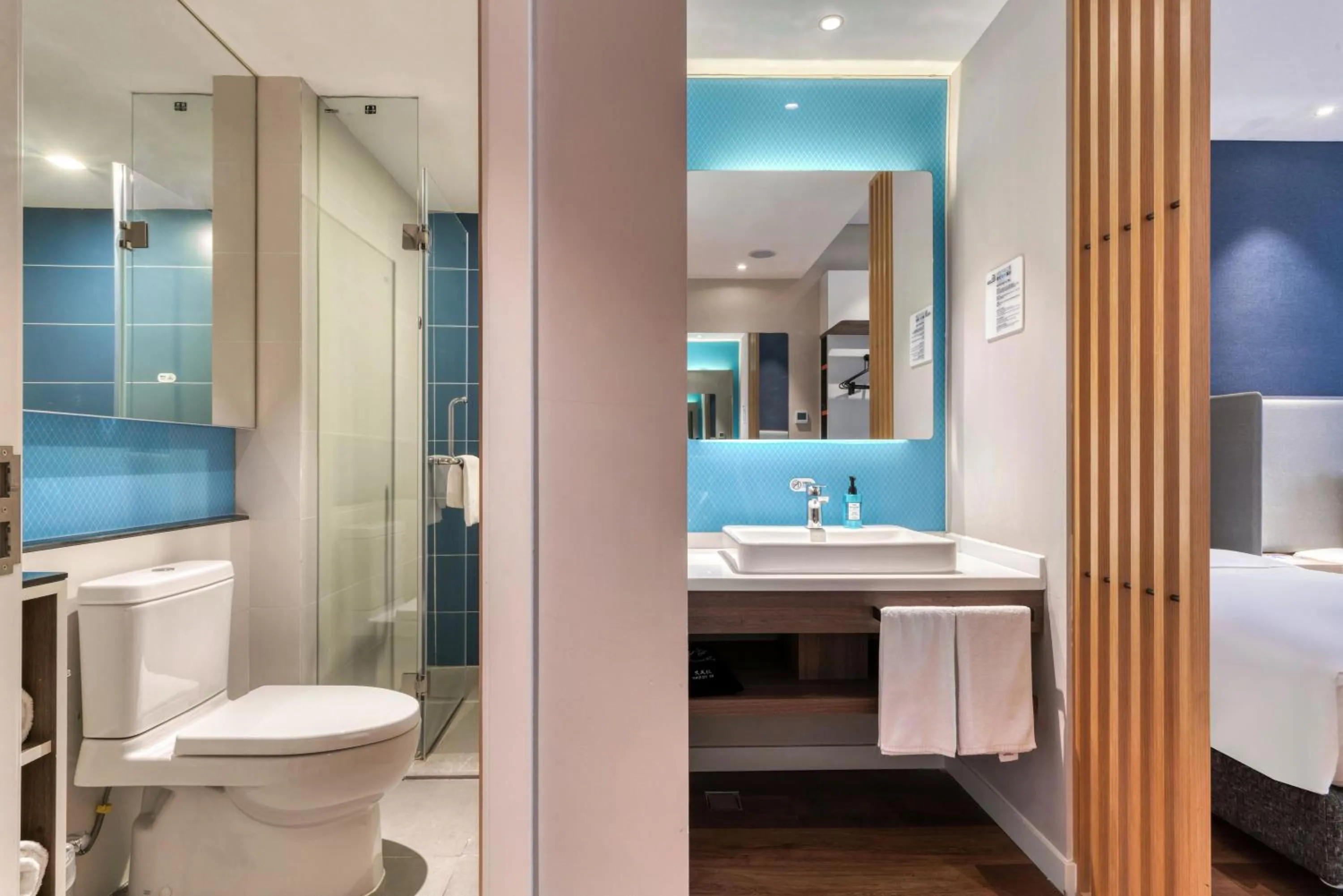 Photo of the whole room, Bed in Holiday Inn Express Hangzhou Binjiang Aoti by IHG