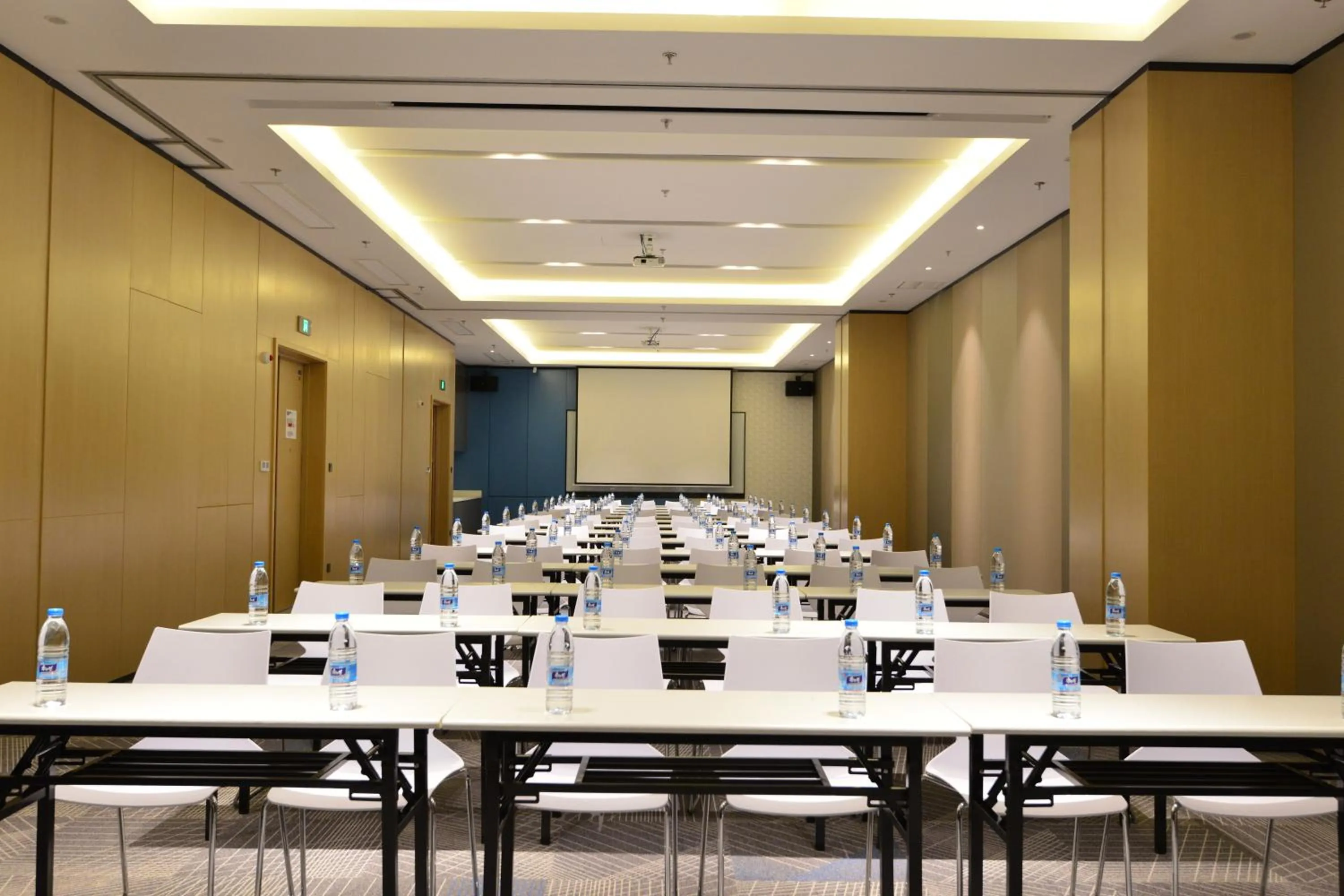 Meeting/conference room in Holiday Inn Express Hangzhou Binjiang Aoti by IHG