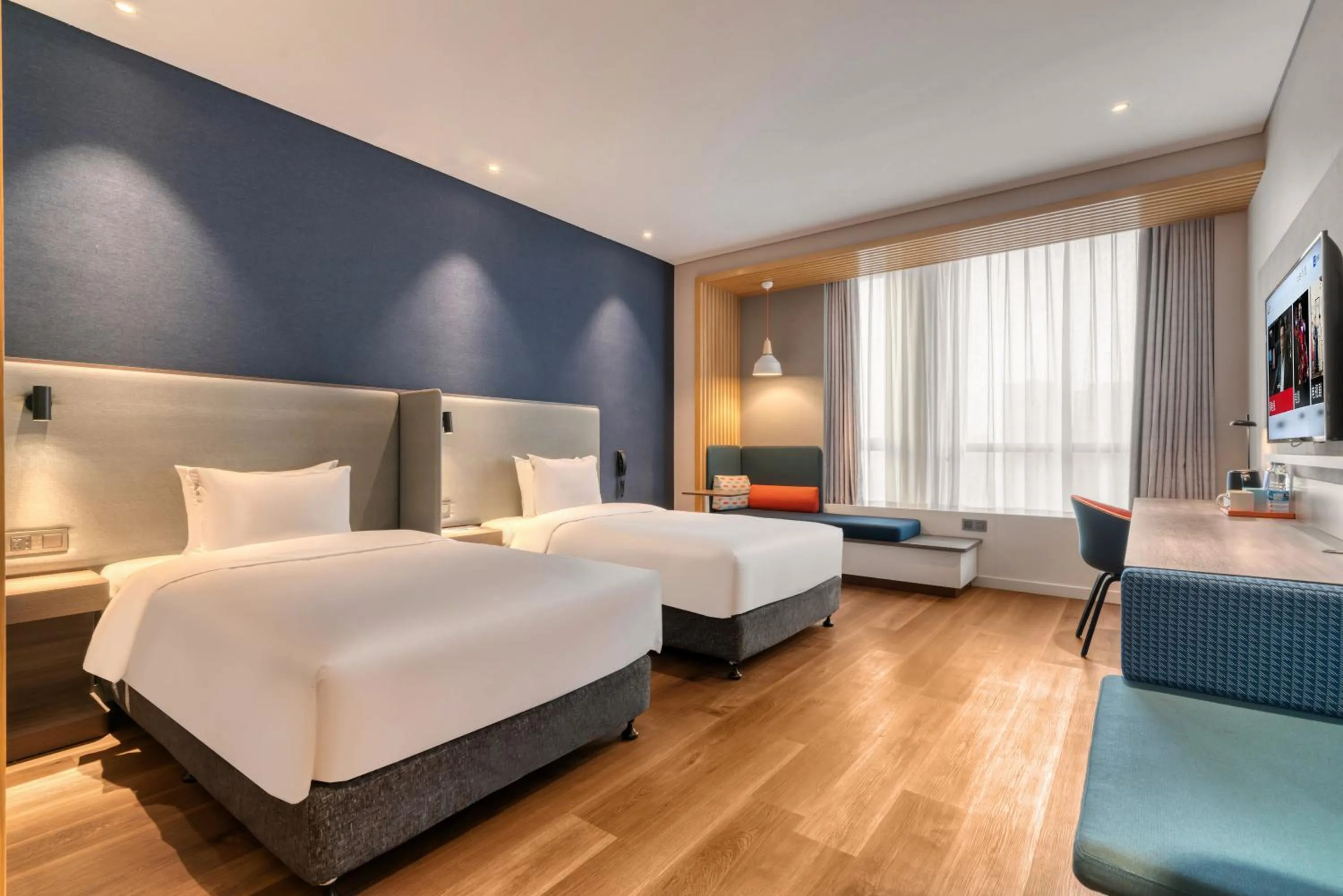 Photo of the whole room, Bed in Holiday Inn Express Hangzhou Binjiang Aoti by IHG
