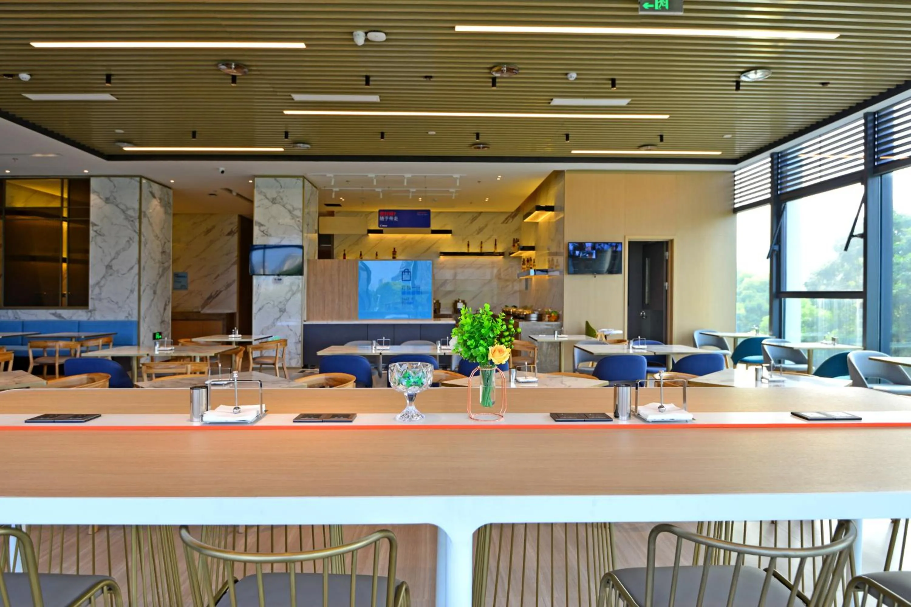 Restaurant/places to eat in Holiday Inn Express Hangzhou Binjiang Aoti by IHG