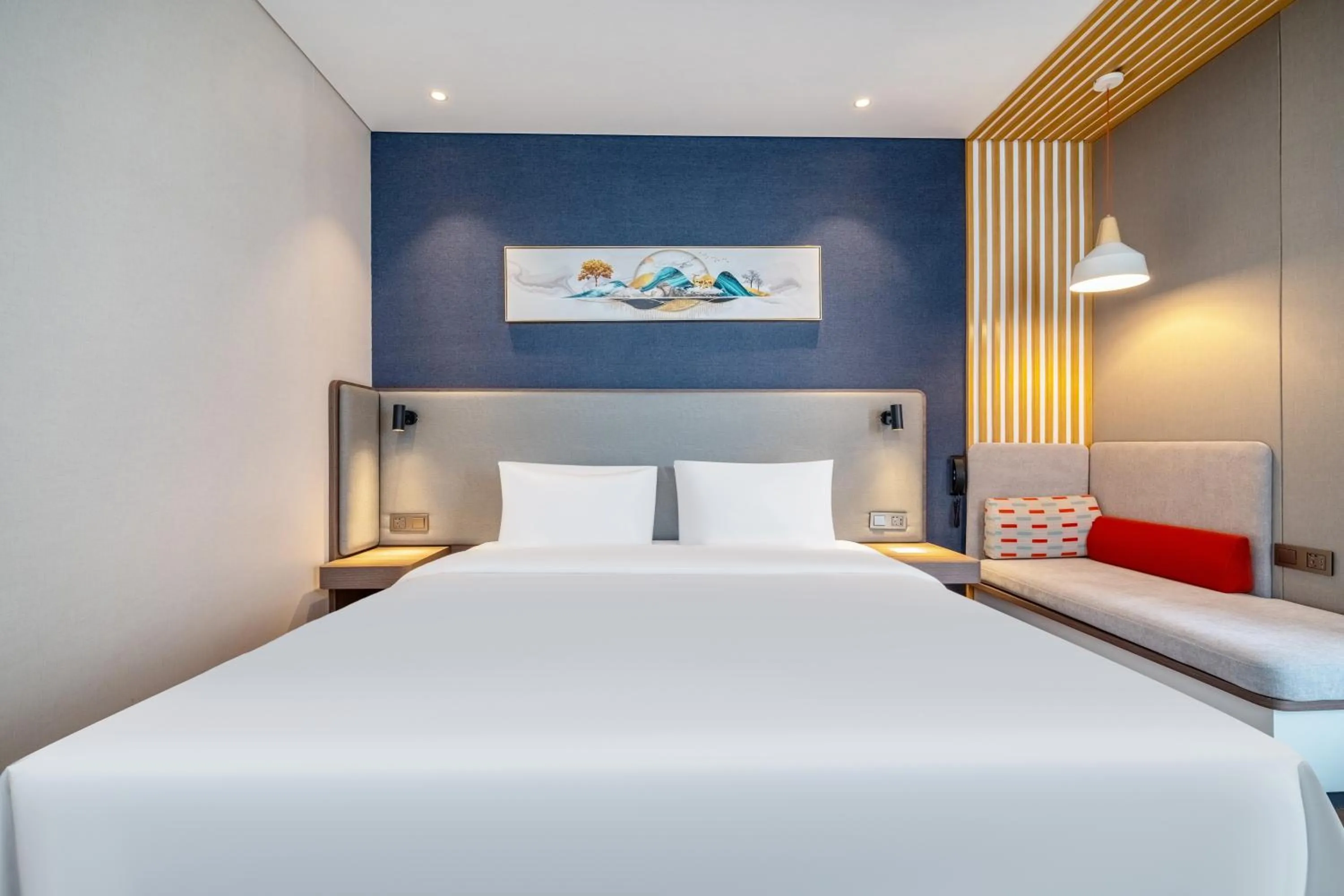 Bed in Holiday Inn Express Hangzhou Binjiang Aoti by IHG