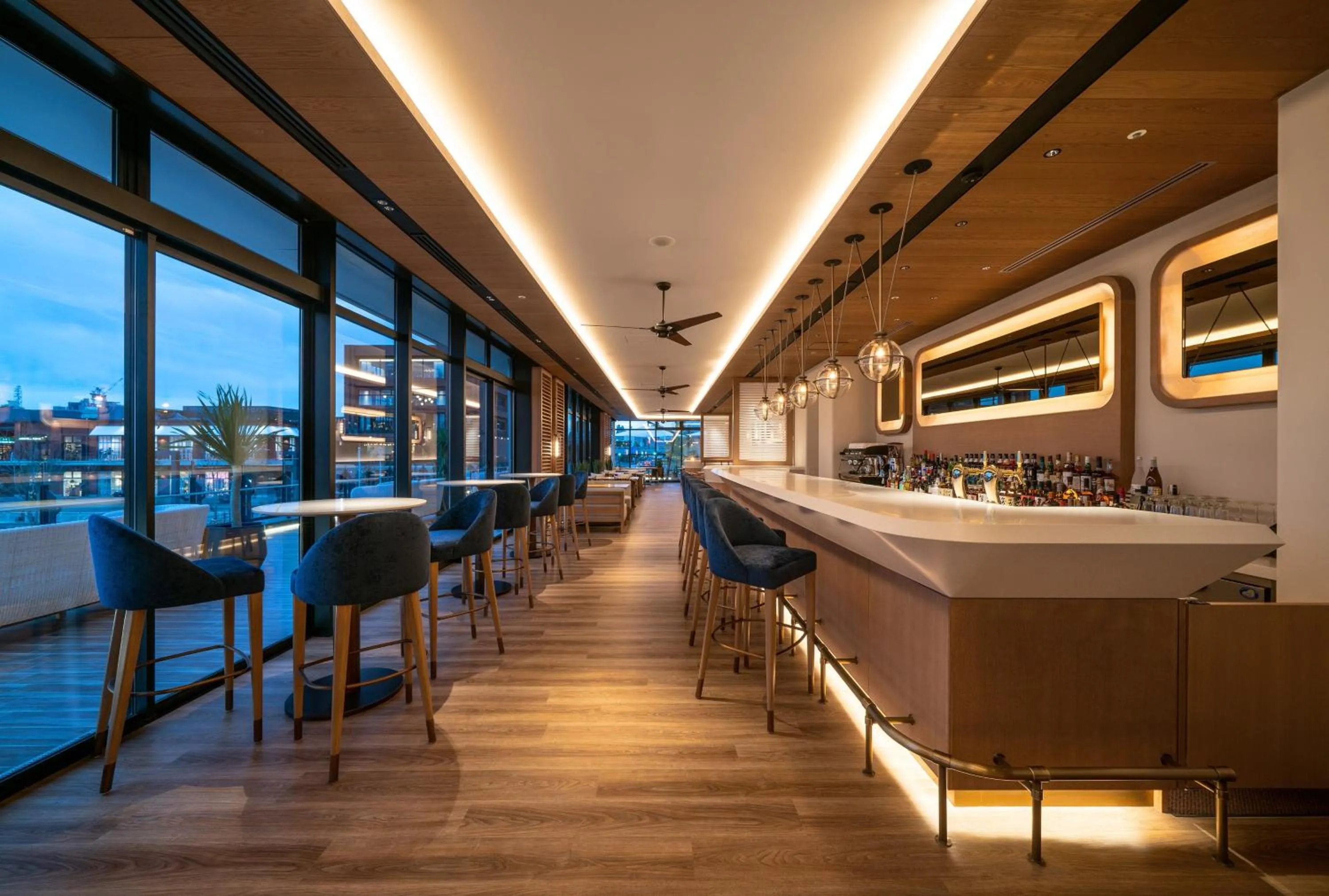 Lounge or bar in InterContinental Yokohama Pier 8 by IHG
