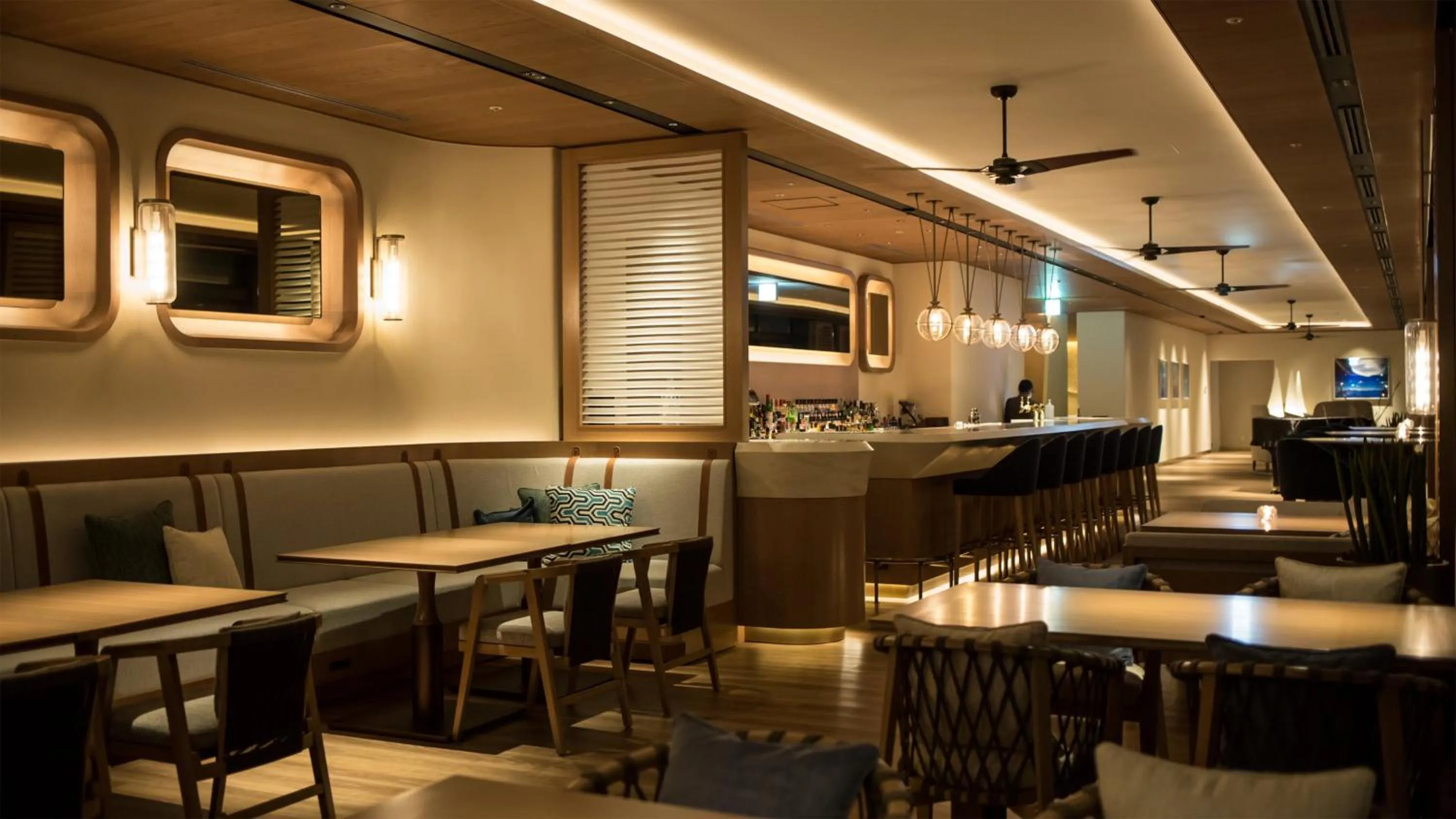 Lounge or bar in InterContinental Yokohama Pier 8 by IHG