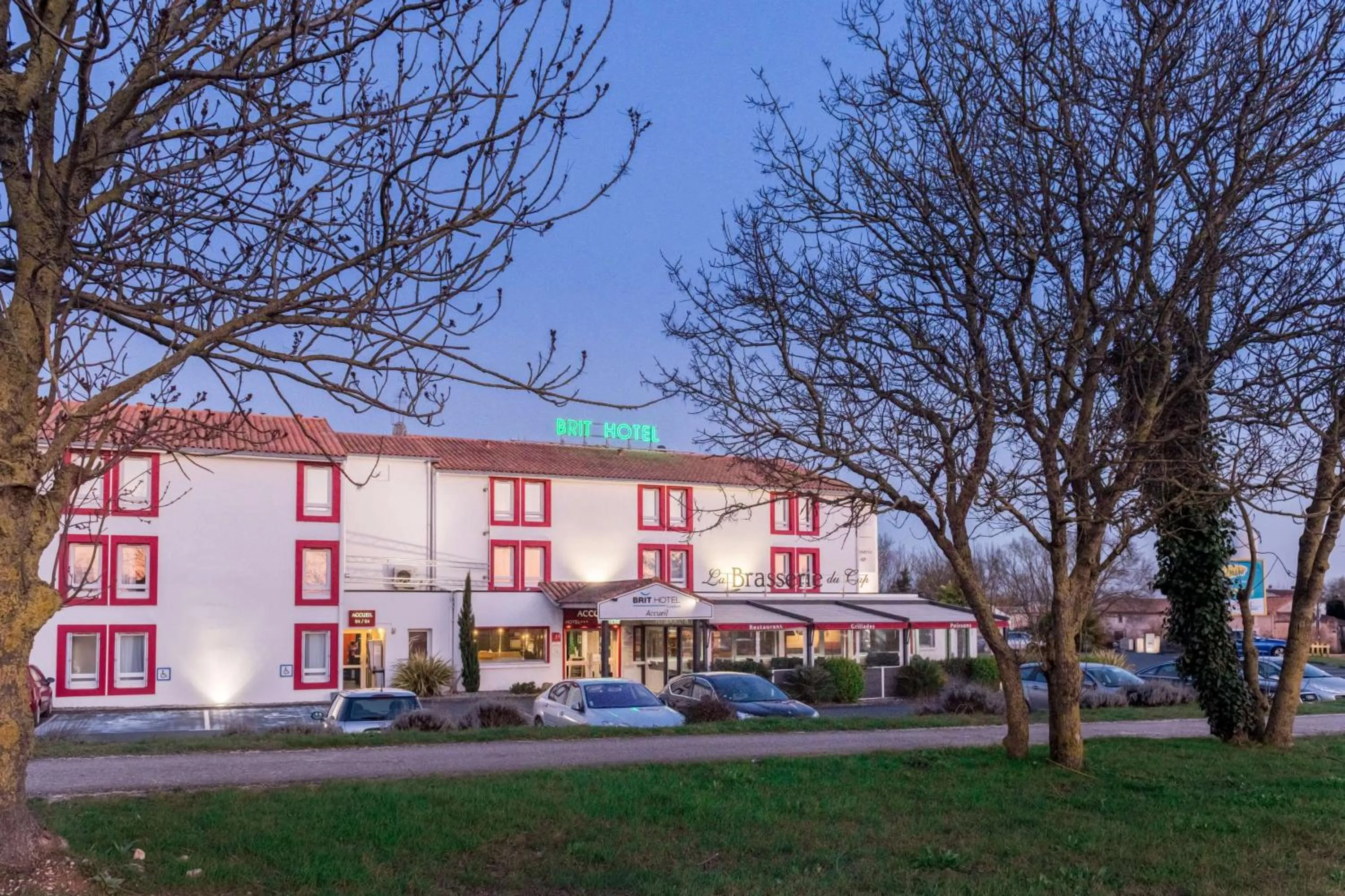 Property building in Brit Hotel La Rochelle Périgny