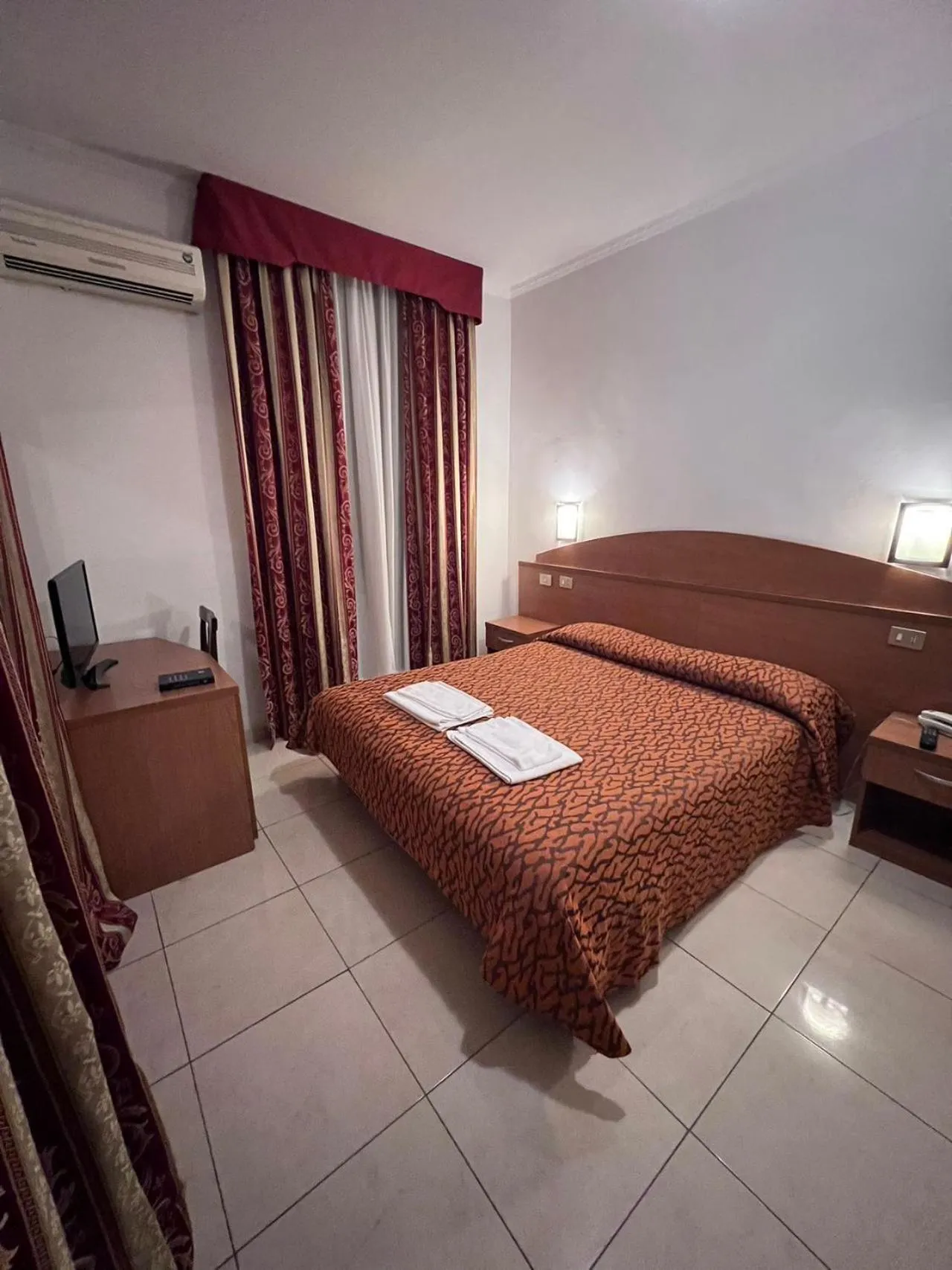 Bed in Taverna Dantesca